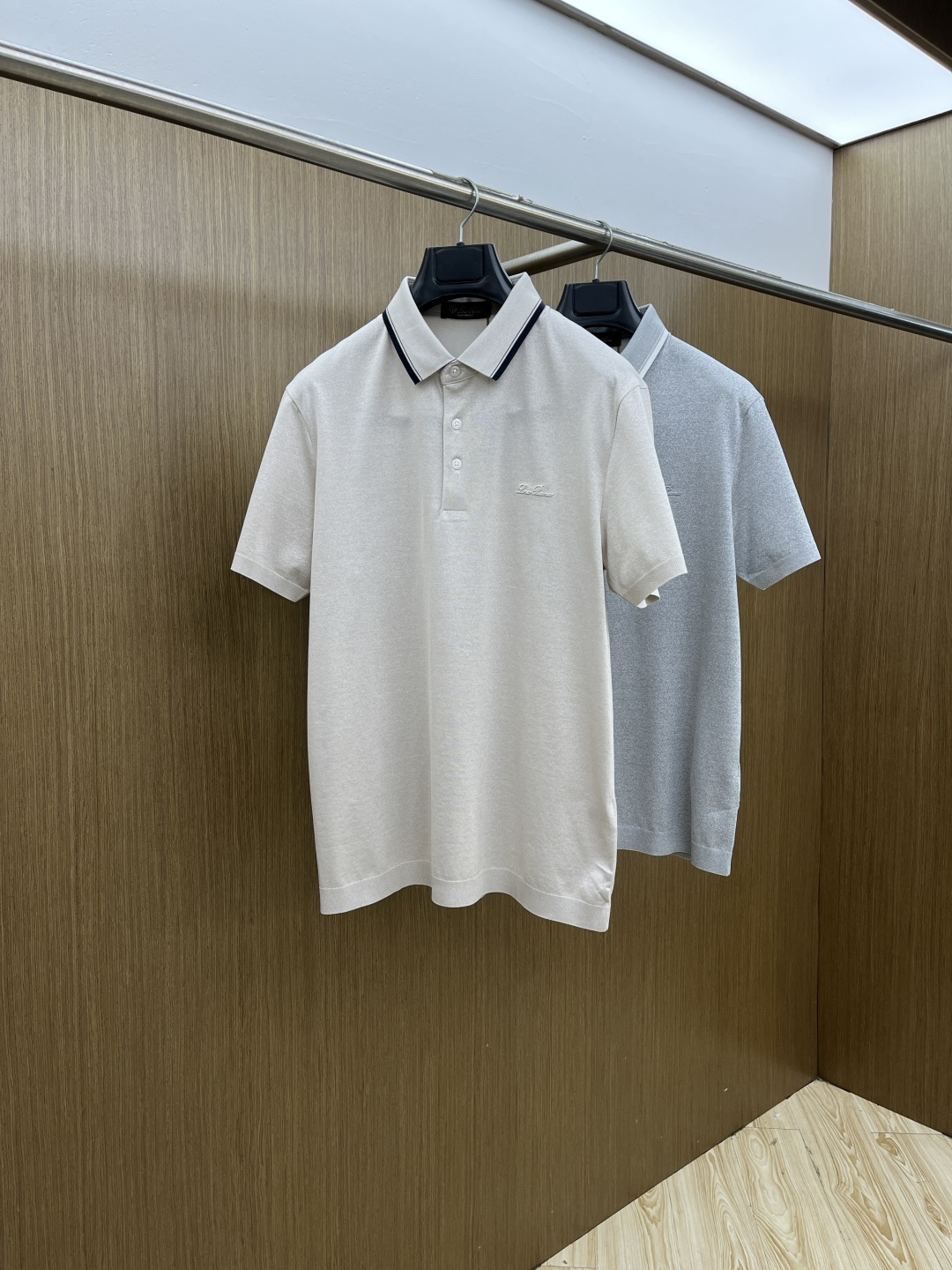 NO:690617,Early spring LP advanced customization 26ss spring and summer new lapel POLO short-sleeved T-shirt. Original customization. The fabric is made of imported pique cotton. It is light and breathable. The upper body is silky and comfortable. High-end and elegant. Classic and versatile. Code number 48-56 C10,, loro piana, T-shirt, tees, t-shirt,19860909早春 LP 高级定制 26ss春夏新款翻领POLO短袖T恤 原版定制 面料选用进口珠地棉 轻薄透气 上身丝滑舒适 高端大气经典百搭 码数48-56  C10,,loro piana,T-shirt,tees，t-shirt,,Men's clothing