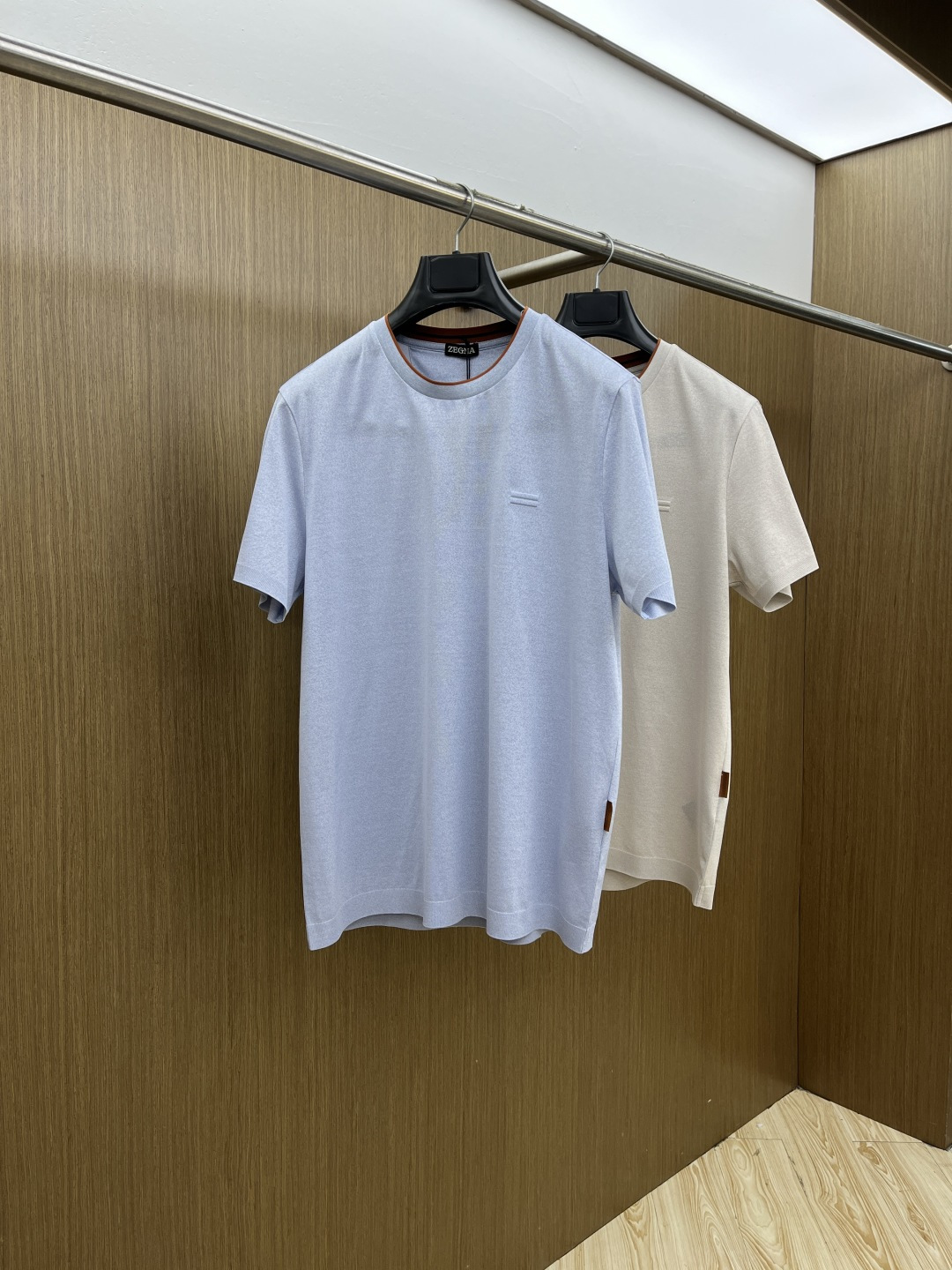 NO:690619,Early spring Zz advanced customization 26ss spring and summer new round neck short-sleeved T-shirt. Original customization. The fabric is made of imported pique cotton. It is light and breathable. The upper body is silky and comfortable. High-end and elegant. Classic and versatile. Code number 48-56 C10,, T-shirt, tees, t-shirt,19860909早春 Zz 高级定制 26ss春夏新款圆领短袖T恤 原版定制 面料选用进口珠地棉 轻薄透气 上身丝滑舒适 高端大气经典百搭 码数48-56  C10,,T-shirt,tees，t-shirt,,Men's clothing