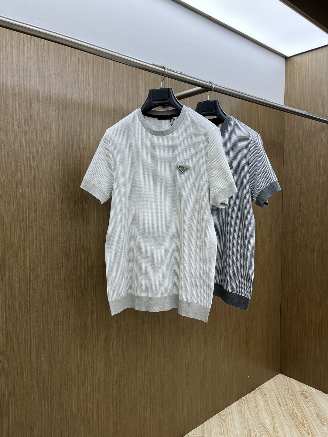 NO:690623,Early spring PD advanced customization 26ss spring and summer new round neck short-sleeved T-shirt. Original customization. The fabric is made of imported pique cotton. It is light and breathable. The upper body is silky and comfortable. High-end, classic and versatile. Code number 48-56 C10,, T-shirt, tees, t-shirt,19860909早春 PD 高级定制 26ss春夏新款圆领短袖T恤 原版定制 面料选用进口珠地棉 轻薄透气 上身丝滑舒适 高端大气经典百搭 码数48-56  C10,,T-shirt,tees，t-shirt,,Men's clothing