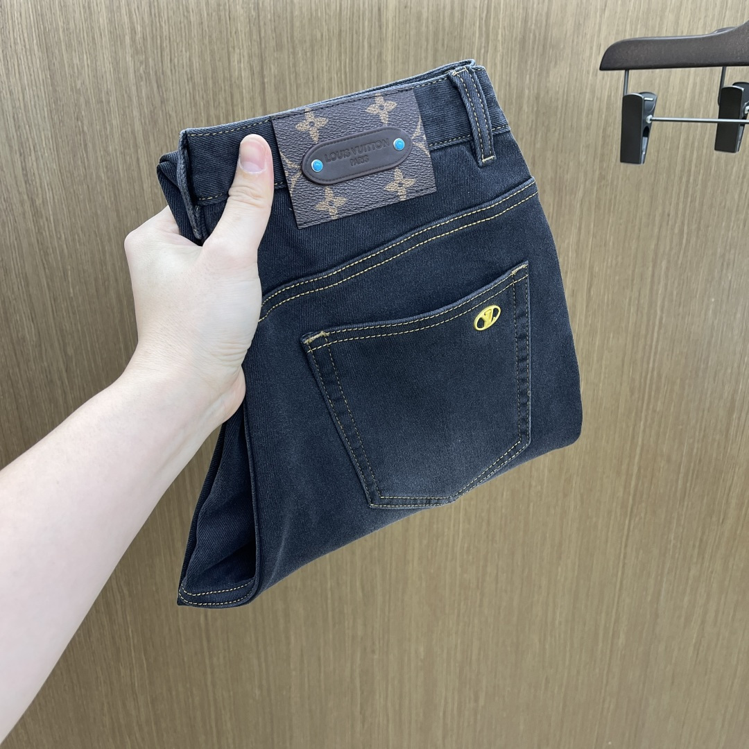 NO:691449,Autumn and winter LV new autumn and winter casual jeans are on sale simultaneously on the official website, with trousers body craftsmanship design, imported customer-supplied accessories and fabric customization, and factory-produced products exempted from inspection!  Every detail is done to the extreme, original hardware accessories, full of fashion, stylish and handsome upper body, a must-have item for fashionistas!  Original fh12 product!  Code number 30-38 no 35.37,,louis vuitton,jeans,19860909秋冬 LV 秋冬新品休闲牛仔裤 官网同步发售,裤身工艺设计,进口客供辅料、面料定制,代工厂出品免检！每个细节做到极致,原版五金配件,潮范十足、上身有型帅气,潮人必备单品！ fh12原单出品！ 码数30-38无35.37,,louis vuitton,jeans,,Men's clothing
