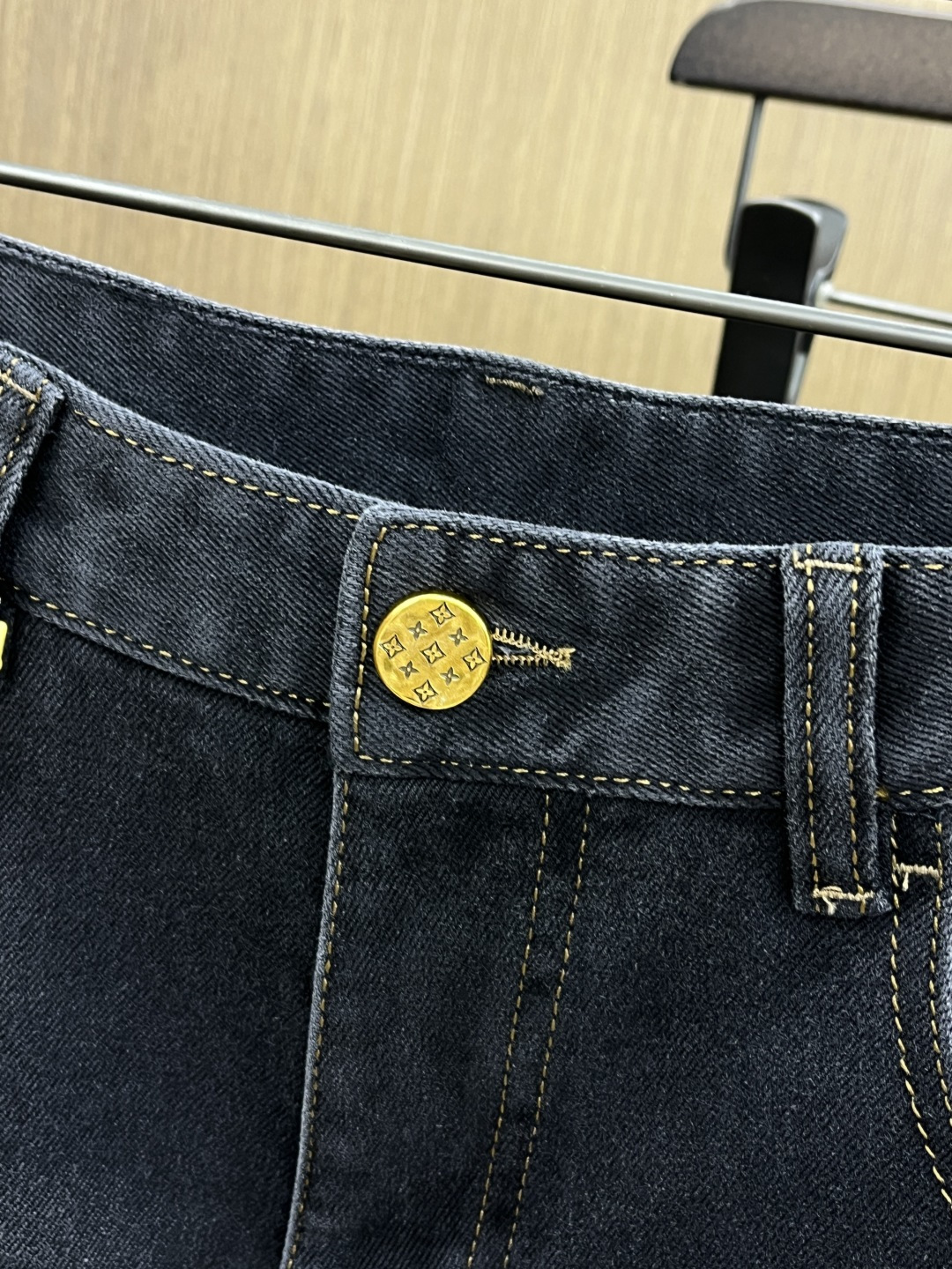 秋冬 LV 🔥🔥秋冬新品休闲牛仔裤 官网同步发售，裤身工艺设计，进口客供辅料、面料定制，代工厂出品免检！