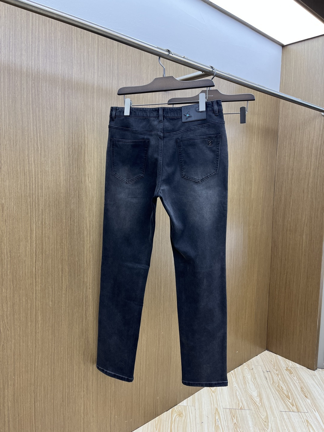 秋冬 LV 🔥🔥秋冬新品休闲牛仔裤 官网同步发售，裤身工艺设计，进口客供辅料、面料定制，代工厂出品免检！