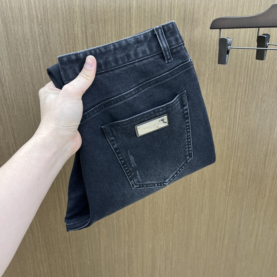 NO:691454,Autumn and winter DG's new autumn and winter casual jeans are on sale simultaneously on the official website. The trousers are designed with craftsmanship, imported customer-supplied accessories and fabrics are customized, and factory products are exempted from inspection!  Every detail is done to the extreme, original hardware accessories, full of fashion, stylish and handsome upper body, a must-have item for fashionistas!  Original fh12 product!  Code number 30-38 no 35.37,,jeans,19860909秋冬 DG 秋冬新品休闲牛仔裤 官网同步发售,裤身工艺设计,进口客供辅料、面料定制,代工厂出品免检！每个细节做到极致,原版五金配件,潮范十足、上身有型帅气,潮人必备单品！ fh12原单出品！ 码数30-38无35.37,,jeans,,Men's clothing