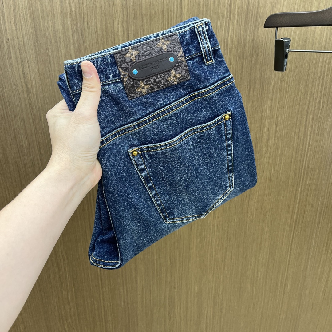 NO:691437,Autumn and winter LV new autumn and winter casual jeans are on sale simultaneously on the official website, with trousers body craftsmanship design, imported customer-supplied accessories and fabric customization, and factory-produced products exempted from inspection!  Every detail is done to the extreme, original hardware accessories, full of fashion, stylish and handsome upper body, a must-have item for fashionistas!  Original fh12 product!  Code number 30-38 no 35.37,,louis vuitton,jeans,19860909秋冬 LV 秋冬新品休闲牛仔裤 官网同步发售,裤身工艺设计,进口客供辅料、面料定制,代工厂出品免检！每个细节做到极致,原版五金配件,潮范十足、上身有型帅气,潮人必备单品！ fh12原单出品！ 码数30-38无35.37,,louis vuitton,jeans,,Men's clothing