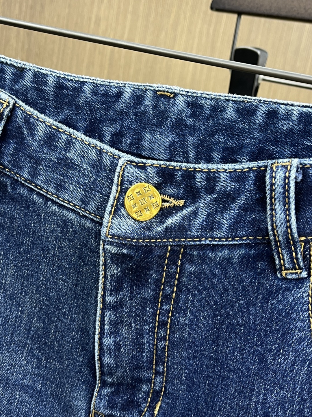 秋冬 LV 🔥🔥秋冬新品休闲牛仔裤 官网同步发售，裤身工艺设计，进口客供辅料、面料定制，代工厂出品免检！