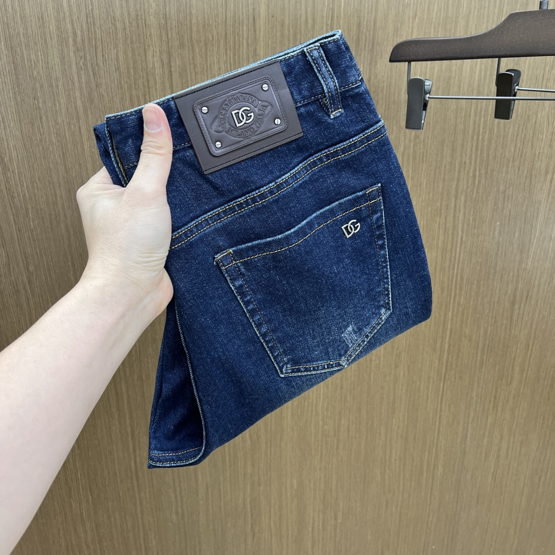 NO:691440,Autumn and winter DG's new autumn and winter casual jeans are on sale simultaneously on the official website. The trousers are designed with craftsmanship, imported customer-supplied accessories and fabrics are customized, and factory products are exempted from inspection!  Every detail is done to the extreme, original hardware accessories, full of fashion, stylish and handsome upper body, a must-have item for fashionistas!  Original fh12 product!  Code number 30-38 no 35.37,,jeans,19860909秋冬 DG 秋冬新品休闲牛仔裤 官网同步发售,裤身工艺设计,进口客供辅料、面料定制,代工厂出品免检！每个细节做到极致,原版五金配件,潮范十足、上身有型帅气,潮人必备单品！ fh12原单出品！ 码数30-38无35.37,,jeans,,Men's clothing