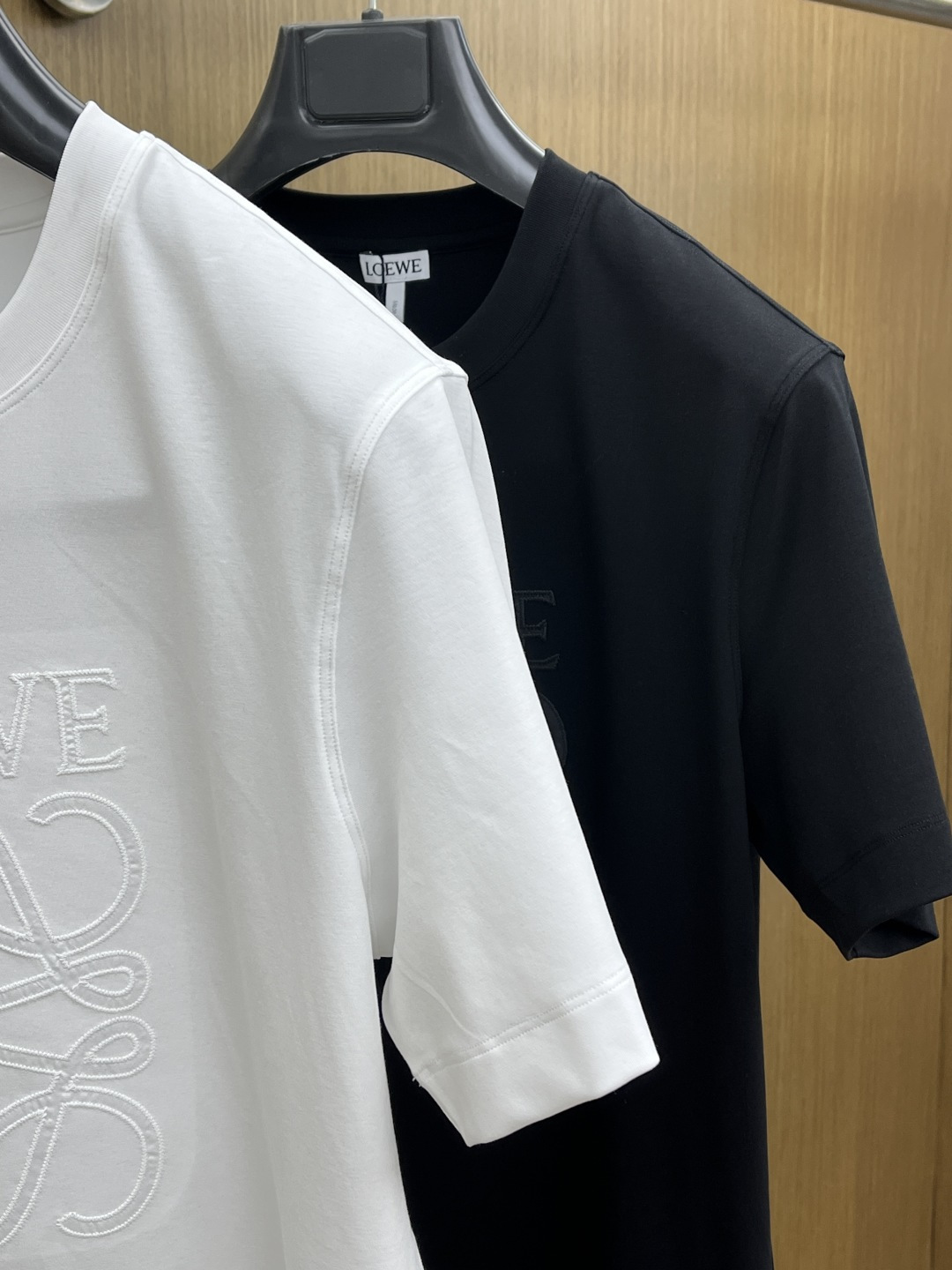 早春 Loe 🔥🔥高级定制 2026春夏新款首发专柜最新款短袖圆领T恤 高端订制 设计前卫时尚！品牌lo