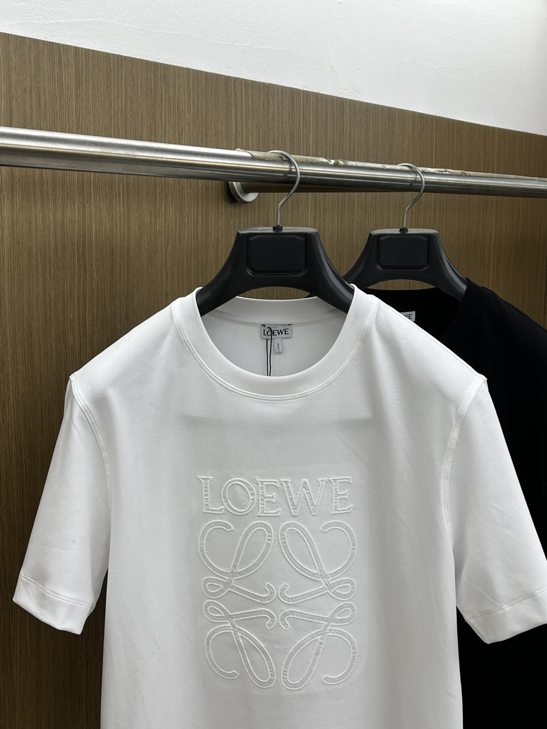 早春 Loe 🔥🔥高级定制 2026春夏新款首发专柜最新款短袖圆领T恤 高端订制 设计前卫时尚！品牌lo