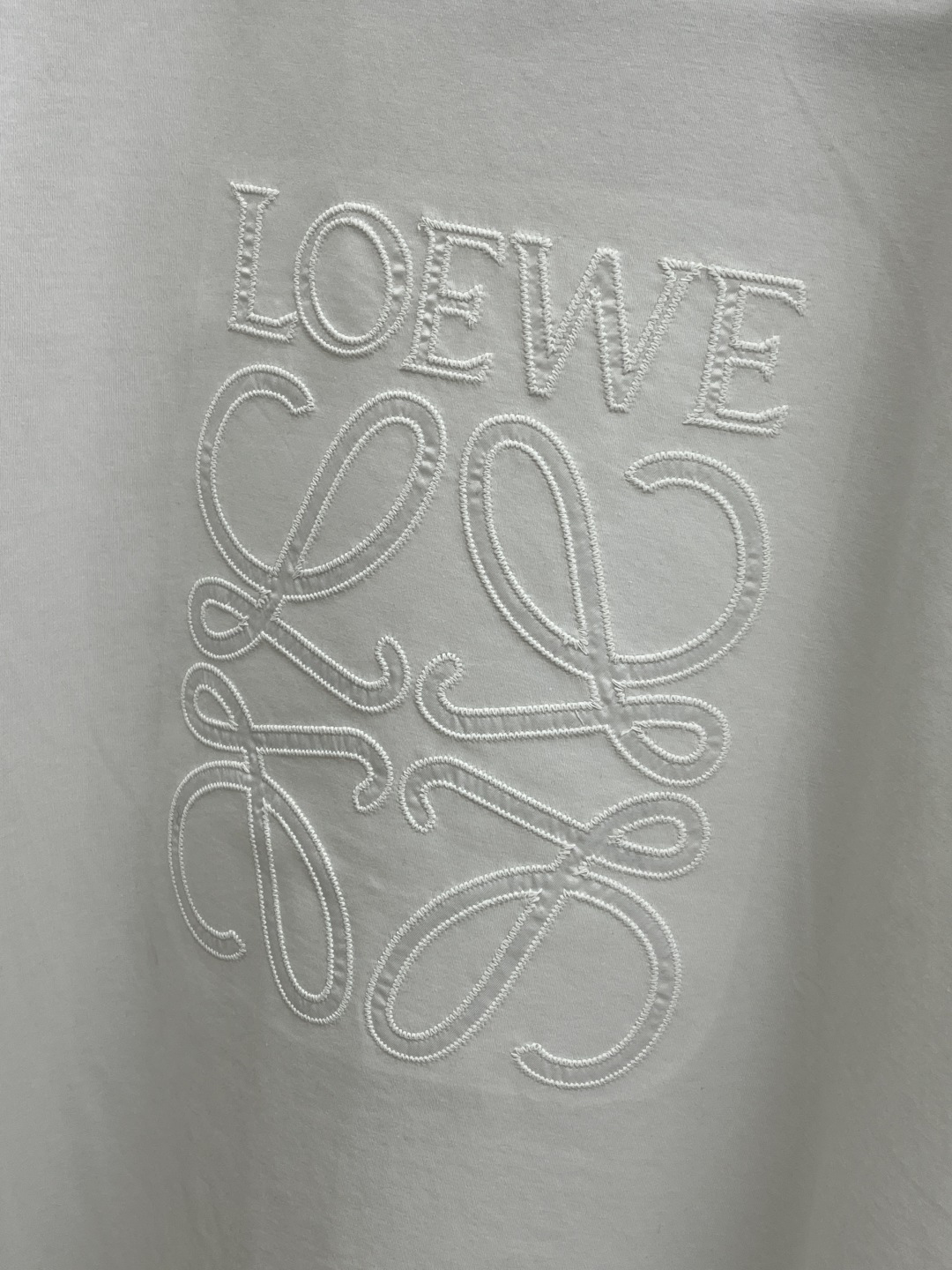早春 Loe 🔥🔥高级定制 2026春夏新款首发专柜最新款短袖圆领T恤 高端订制 设计前卫时尚！品牌lo