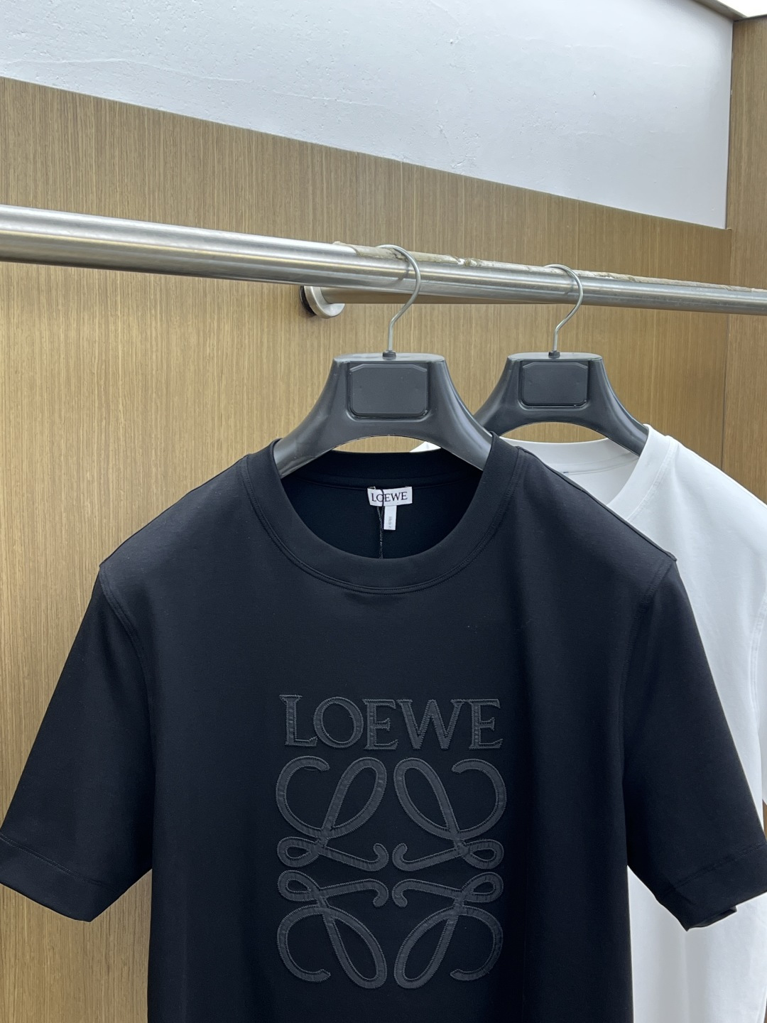 早春 Loe 🔥🔥高级定制 2026春夏新款首发专柜最新款短袖圆领T恤 高端订制 设计前卫时尚！品牌lo