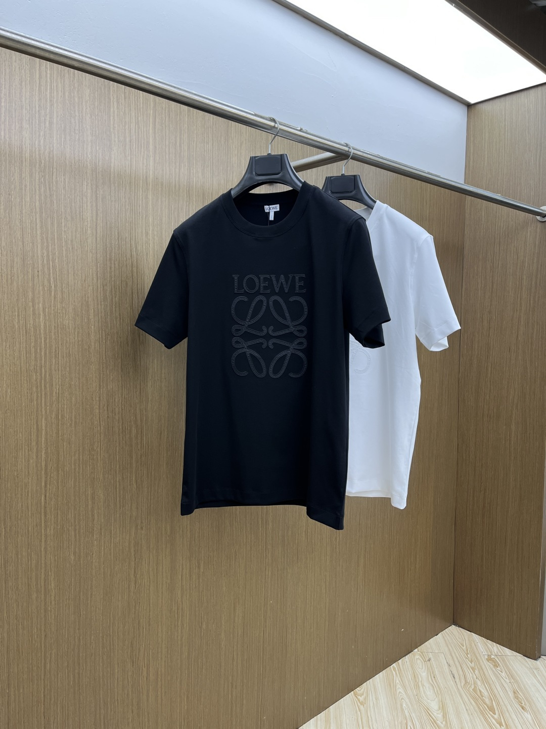 NO:691442,Early spring Loe advanced customization 2026 spring and summer new style first counter latest short-sleeved round neck T-shirt high-end custom design avant-garde fashion!  The brand logo is designed with heavy craftsmanship. High-end customized mercerized cloud cotton fabric. Soft to the touch. Comfortable to wear. Exquisite stitching at the counter level. Fine workmanship. The upper body effect is incomparably handsome!  A must-have item for a stylish man!  Color Black White Size M-3XL D10,,loewe,T-shirt,tees,t-shirt,19860909早春 Loe 高级定制 2026春夏新款首发专柜最新款短袖圆领T恤 高端订制 设计前卫时尚！品牌logo重工艺设计 高端定制丝光云朵棉面料.手感柔软.穿着舒适.专柜级别精致车线.做工精细.上身效果无敌帅气！型男必备单品！ 颜色黑色 白色 码数M-3XL D10,,loewe,T-shirt,tees，t-shirt,,Men's clothing