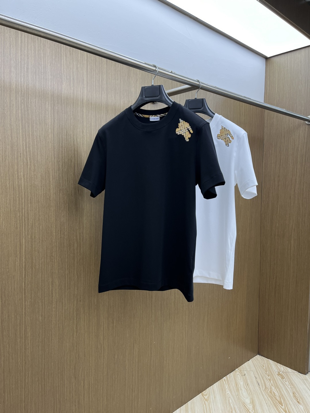 NO:691445,Early spring BBR. Advanced customization 2026 spring and summer new style debut counter latest short-sleeved round neck T-shirt high-end custom design avant-garde fashion!  The brand logo is designed with heavy craftsmanship. High-end customized mercerized cloud cotton fabric. Soft to the touch. Comfortable to wear. Exquisite stitching at the counter level. Fine workmanship. The upper body effect is incomparably handsome!  A must-have item for a stylish man!  Color Black White Size M-3XL D10,,T-shirt,tees,t-shirt,19860909早春 BBR. 高级定制 2026春夏新款首发专柜最新款短袖圆领T恤 高端订制 设计前卫时尚！品牌logo重工艺设计 高端定制丝光云朵棉面料.手感柔软.穿着舒适.专柜级别精致车线.做工精细.上身效果无敌帅气！型男必备单品！ 颜色黑色 白色 码数M-3XL D10,,T-shirt,tees，t-shirt,,Men's clothing