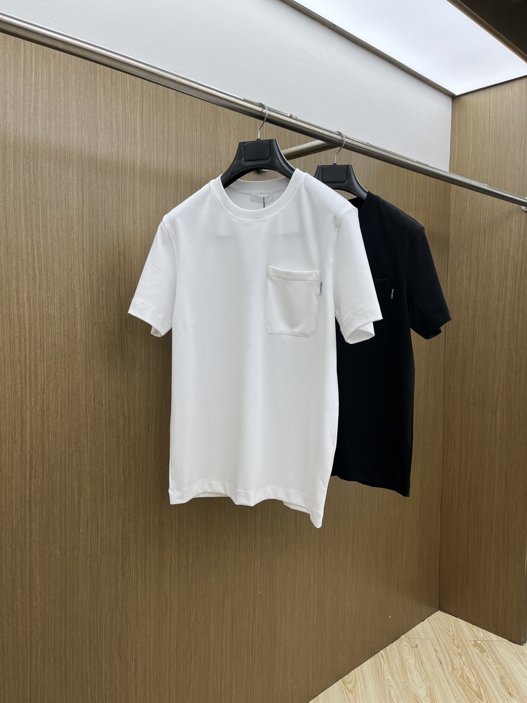 NO:691448,Early spring PD. Advanced customization 2026 spring and summer new style first counter latest short-sleeved round neck T-shirt high-end customization design avant-garde fashion!  The brand logo is designed with heavy craftsmanship. High-end customized mercerized cloud cotton fabric. Soft to the touch. Comfortable to wear. Exquisite stitching at the counter level. Fine workmanship. The upper body effect is incomparably handsome!  A must-have item for a stylish man!  Color Black White Size M-3XL D10,,T-shirt,tees,t-shirt,19860909早春 PD. 高级定制 2026春夏新款首发专柜最新款短袖圆领T恤 高端订制 设计前卫时尚！品牌logo重工艺设计 高端定制丝光云朵棉面料.手感柔软.穿着舒适.专柜级别精致车线.做工精细.上身效果无敌帅气！型男必备单品！ 颜色黑色 白色 码数M-3XL D10,,T-shirt,tees，t-shirt,,Men's clothing