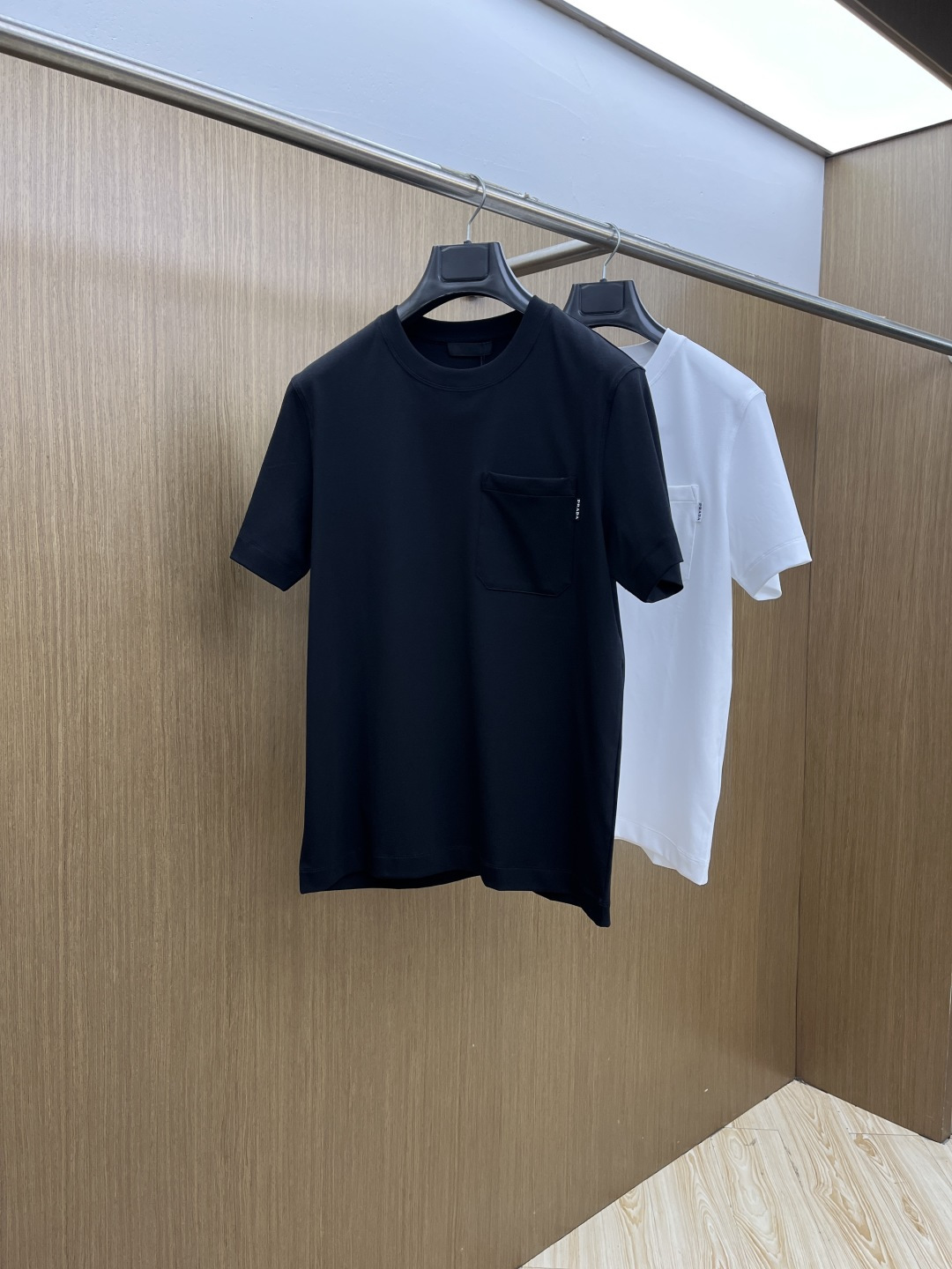 NO:691452,Early spring PD advanced customization 2026 spring and summer new style first counter latest short-sleeved round neck T-shirt high-end customization design avant-garde fashion!  The brand logo is designed with heavy craftsmanship. High-end customized mercerized cloud cotton fabric. Soft to the touch. Comfortable to wear. Exquisite stitching at the counter level. Fine workmanship. The upper body effect is incomparably handsome!  A must-have item for a stylish man!  Color Black White Size M-3XL D10,,T-shirt,tees,t-shirt,19860909早春 PD 高级定制 2026春夏新款首发专柜最新款短袖圆领T恤 高端订制 设计前卫时尚！品牌logo重工艺设计 高端定制丝光云朵棉面料.手感柔软.穿着舒适.专柜级别精致车线.做工精细.上身效果无敌帅气！型男必备单品！ 颜色黑色 白色 码数M-3XL D10,,T-shirt,tees，t-shirt,,Men's clothing