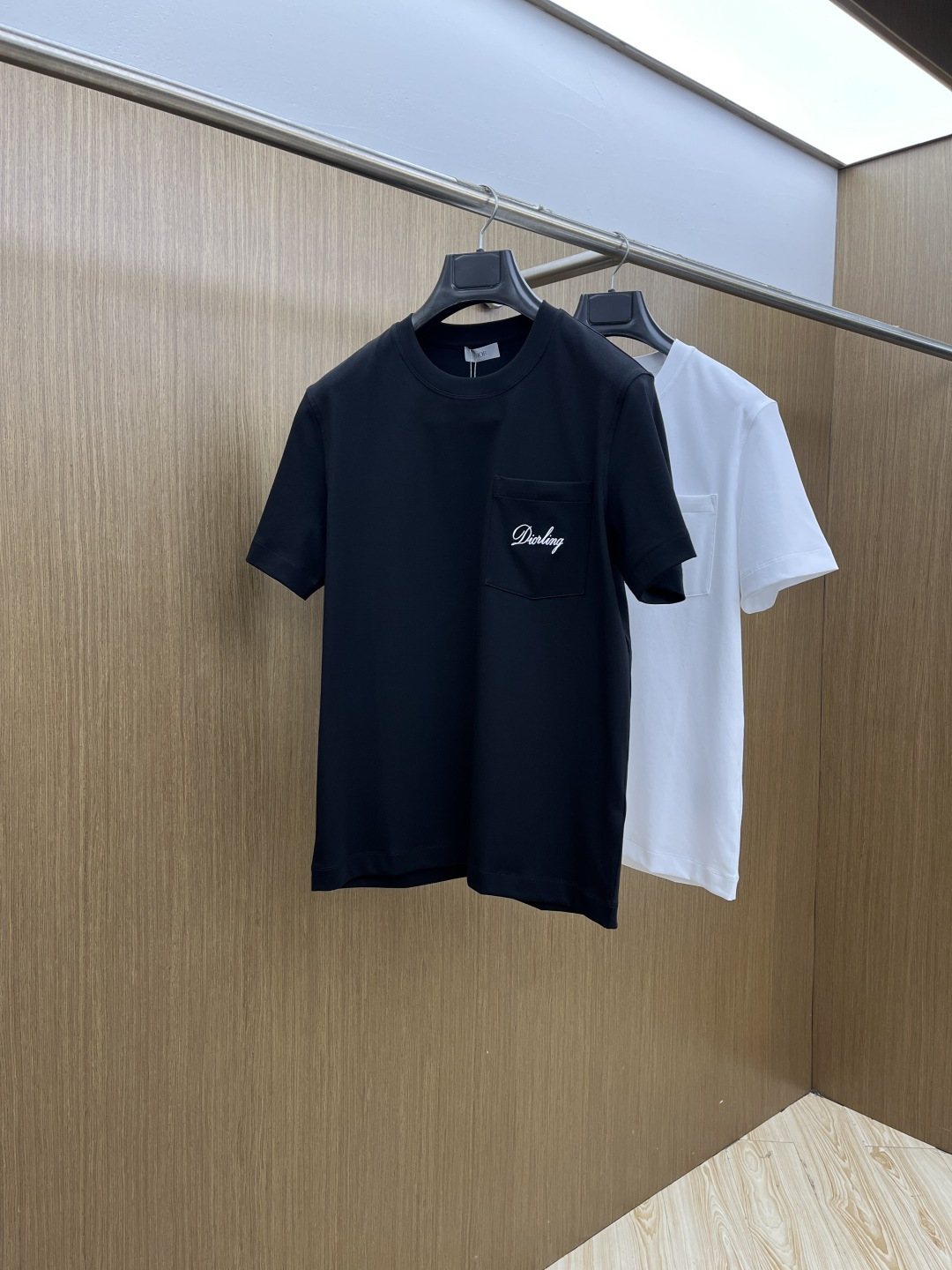 NO:691456,Early spring CD advanced customization 2026 spring and summer new style first counter latest short-sleeved round neck T-shirt high-end customization design avant-garde fashion!  The brand logo is designed with heavy craftsmanship. High-end customized mercerized cloud cotton fabric. Soft to the touch. Comfortable to wear. Exquisite stitching at the counter level. Fine workmanship. The upper body effect is incomparably handsome!  A must-have item for a stylish man!  Color Black White Size M-3XL D10,,T-shirt,tees,t-shirt,19860909早春 CD 高级定制 2026春夏新款首发专柜最新款短袖圆领T恤 高端订制 设计前卫时尚！品牌logo重工艺设计 高端定制丝光云朵棉面料.手感柔软.穿着舒适.专柜级别精致车线.做工精细.上身效果无敌帅气！型男必备单品！ 颜色黑色 白色 码数M-3XL D10,,T-shirt,tees，t-shirt,,Men's clothing