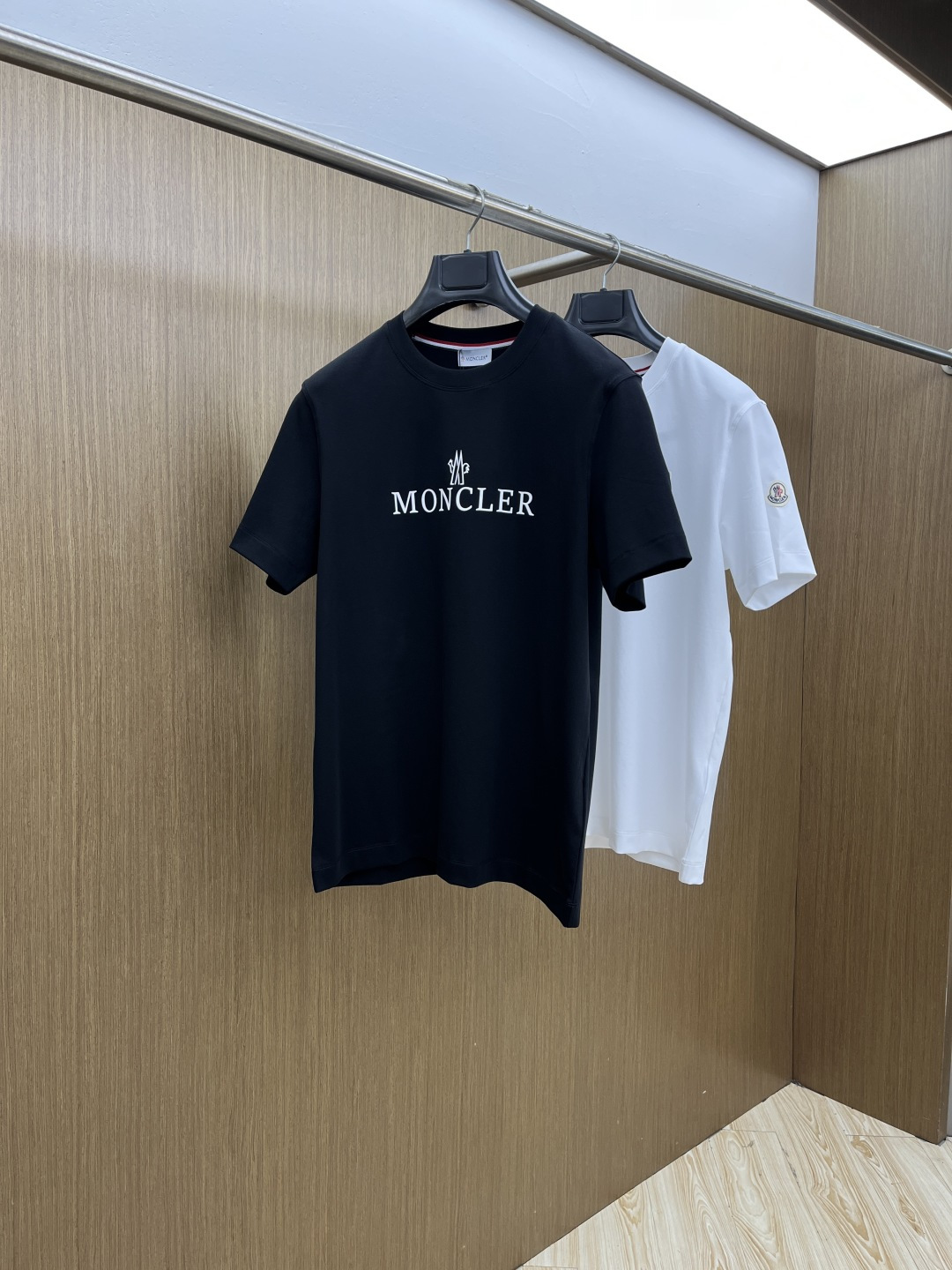 NO:691460,Early spring Mon. Advanced customization 2026 spring and summer new style first counter latest short-sleeved round neck T-shirt high-end custom design avant-garde fashion!  The brand logo is designed with heavy craftsmanship. High-end customized mercerized cloud cotton fabric. Soft to the touch. Comfortable to wear. Exquisite stitching at the counter level. Fine workmanship. The upper body effect is incomparably handsome!  A must-have item for a stylish man!  Color Black White Size M-3XL D10,,T-shirt,tees,t-shirt,19860909早春 Mon. 高级定制 2026春夏新款首发专柜最新款短袖圆领T恤 高端订制 设计前卫时尚！品牌logo重工艺设计 高端定制丝光云朵棉面料.手感柔软.穿着舒适.专柜级别精致车线.做工精细.上身效果无敌帅气！型男必备单品！ 颜色黑色 白色 码数M-3XL D10,,T-shirt,tees，t-shirt,,Men's clothing