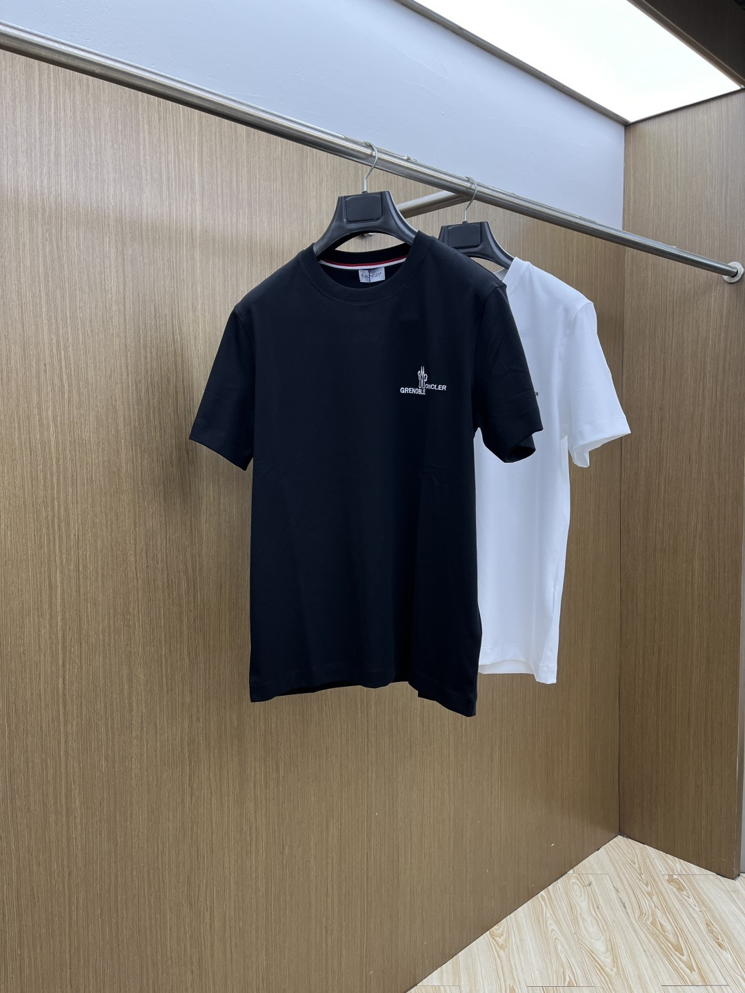 NO:691435,Early spring Mon advanced customization 2026 spring and summer new style first counter latest short-sleeved round neck T-shirt high-end customization design avant-garde fashion!  The brand logo is designed with heavy craftsmanship. High-end customized mercerized cloud cotton fabric. Soft to the touch. Comfortable to wear. Exquisite stitching at the counter level. Fine workmanship. The upper body effect is incomparably handsome!  A must-have item for a stylish man!  Color Black White Size M-3XL D10,,T-shirt,tees,t-shirt,19860909早春 Mon 高级定制 2026春夏新款首发专柜最新款短袖圆领T恤 高端订制 设计前卫时尚！品牌logo重工艺设计 高端定制丝光云朵棉面料.手感柔软.穿着舒适.专柜级别精致车线.做工精细.上身效果无敌帅气！型男必备单品！ 颜色黑色 白色 码数M-3XL D10,,T-shirt,tees，t-shirt,,Men's clothing