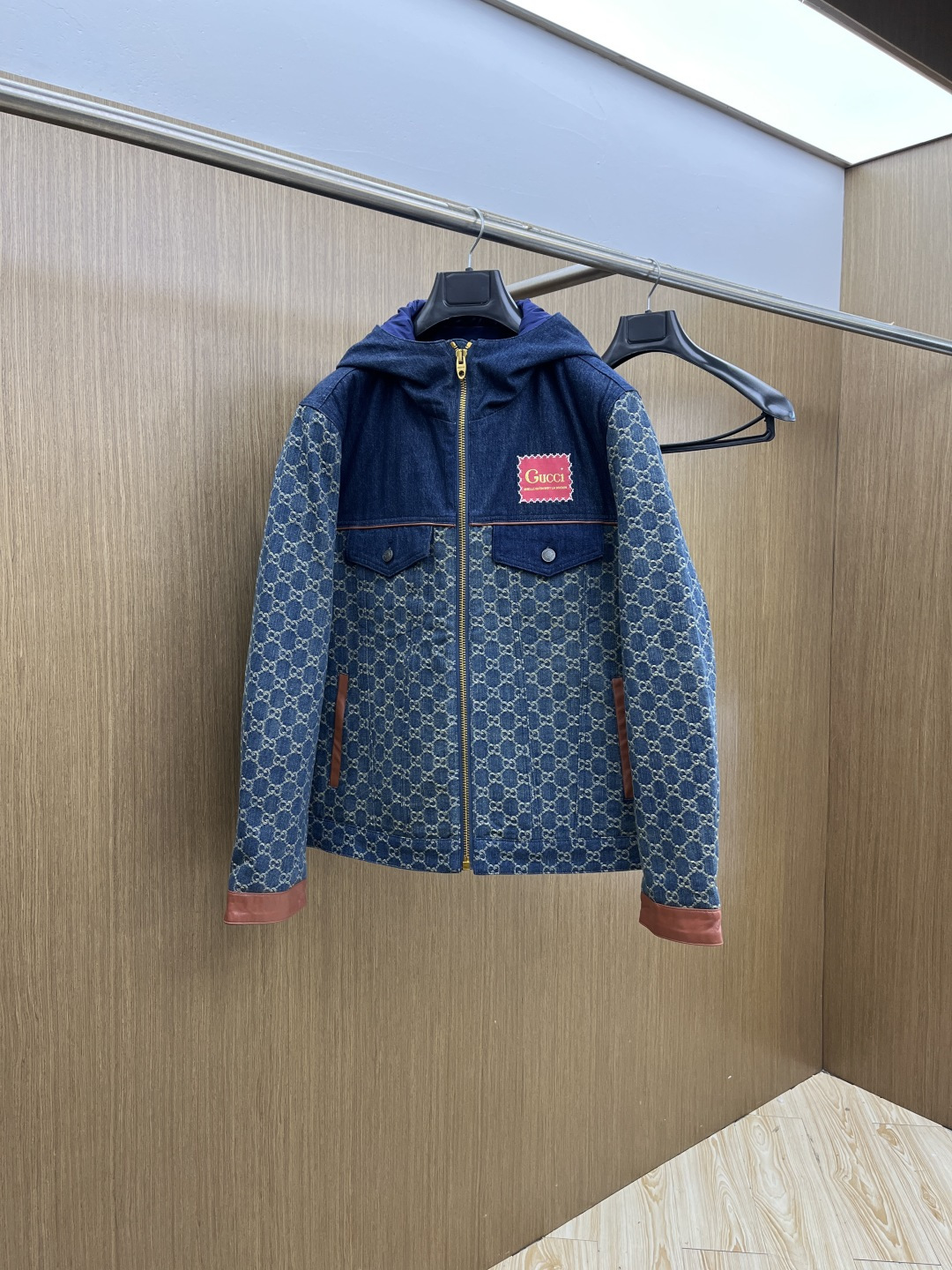 NO:691453,Autumn and winter down Gucci/Gucci denim and leather down jacket 'Destroyed Edition' is directly supplied to all major platforms, purchasing agents, micro-business. Violent testing, 90 downs will be inspected, welcome to compare any details of quality.  This is a down jacket with ultra-complex craftsmanship. The custom-made fabric cycle is as long as 50 days. It is a haven in winter. Based on the original fabric, laser jacquard makes the entire garment concave and convex, with a stronger three-dimensional effect and a more obvious 3D effect. The hardware of the whole garment is customized one to one from the original factory. It is made of customized GG jacquard denim material and solid color leather. The texture is very special. It is the latest technological style and is different from ordinary thick ones.  There is no doubt about the stylish charm of down and lock down to keep you warm. The inside is filled with 90% white goose down feathers with a very high down content, which achieves a warm balance without being bulky. It is a perfect anti-cold weapon. It has an integrated hood body and zipper pockets with many details. The chest label is equipped with a unique and representative pink boring logo, which reproduces the iconic atmosphere of retro sports. The design is smoother and more beautiful. The fashionable items that come to you are irresistible. Xz can compare any quality at will.  Size L-2XL,,gucci,gucci,down jacket,hats,19860909秋冬羽绒 Gucci/古驰牛仔拼皮羽绒服 “灭世版本”直供各大平台,代购,微商.,暴力检测,广检90绒,欢迎对比任何细节品质. 这是一款超复杂工艺的羽绒服,定制面料周期长达50天之久,冬季里的避风港,在原有的面料基础上,激光提花,使整件衣服凹凸有致,立体感更强,3D效果更加明显,全衣的五金采用的是原厂一比一定制,定制GG提花牛仔材质搭配纯色皮精心制作拼接而成,质感非常特殊,属于最新的科技型款式,区别一般的厚质羽绒,锁绒保暖的型格魅力毋庸置疑,内里填充90白鹅绒羽毛相当高的充绒量,做到了温暖平衡不臃肿,完美无敌的御寒神器,一体兜帽体,拉链口袋细节感颇多,胸标配备独具代表性的粉色闷骚logo,再现复古运动的标志性气息,设计更加平整美观,扑面而来的时尚单品无以抗拒的魅力,Xz随意对比任何品质. 尺码L-2XL,,gucci,gucci,down jacket,hats,,Men's clothing