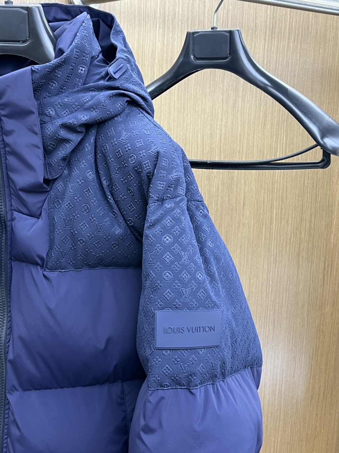 秋冬羽绒 🌟🌟1V Monogram羽绒服LV这款Monogram羽绒服，深蓝色调+暗纹老花，低调又有辨