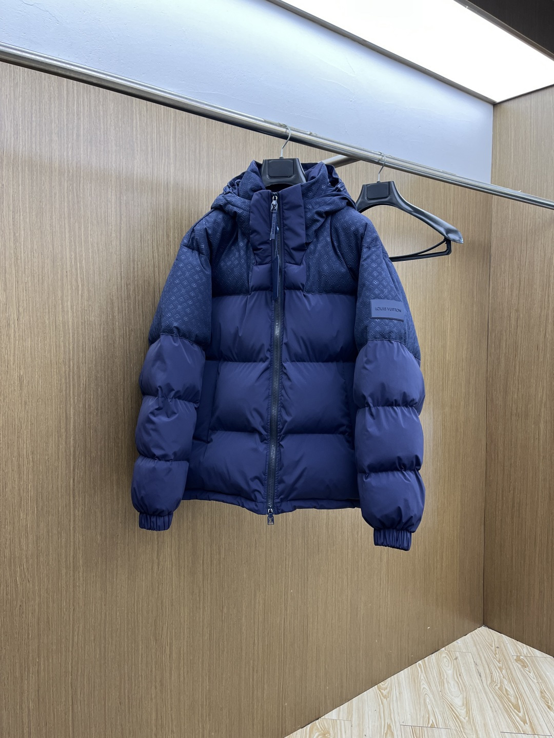 NO:691455,Autumn and Winter Down 1V Monogram Down Jacket LV's Monogram down jacket has a dark blue tone and dark patterned presbyopia, which is low-key and recognizable. It is filled with high-quality goose down and has perfect warmth retention, so it is not afraid of sub-zero temperatures! Hooded design + zipper pocket, practical, adjustable cuffs, more comfortable to wear. The loose version is not bloated, fashionable and versatile, xz is a must-have item in the winter wardrobe! Size 48-54, Louis  vuitton,down jacket,hats,19860909秋冬羽绒 1V Monogram羽绒服 LV这款Monogram羽绒服,深蓝色调+暗纹老花,低调又有辨识度.高品质鹅绒填充,保暖力满分,零下气温也不怕!连帽设计+拉链口袋,实用性强,袖口可调节,穿着更舒适.宽松版型不臃肿,时尚又百搭,xz是冬季衣橱必备单品! 尺码48-54,,louis vuitton,down jacket,hats,,Men's clothing
