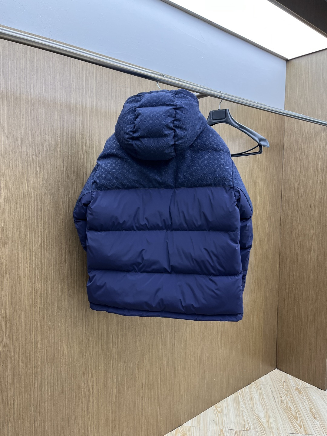 秋冬羽绒 🌟🌟1V Monogram羽绒服LV这款Monogram羽绒服，深蓝色调+暗纹老花，低调又有辨