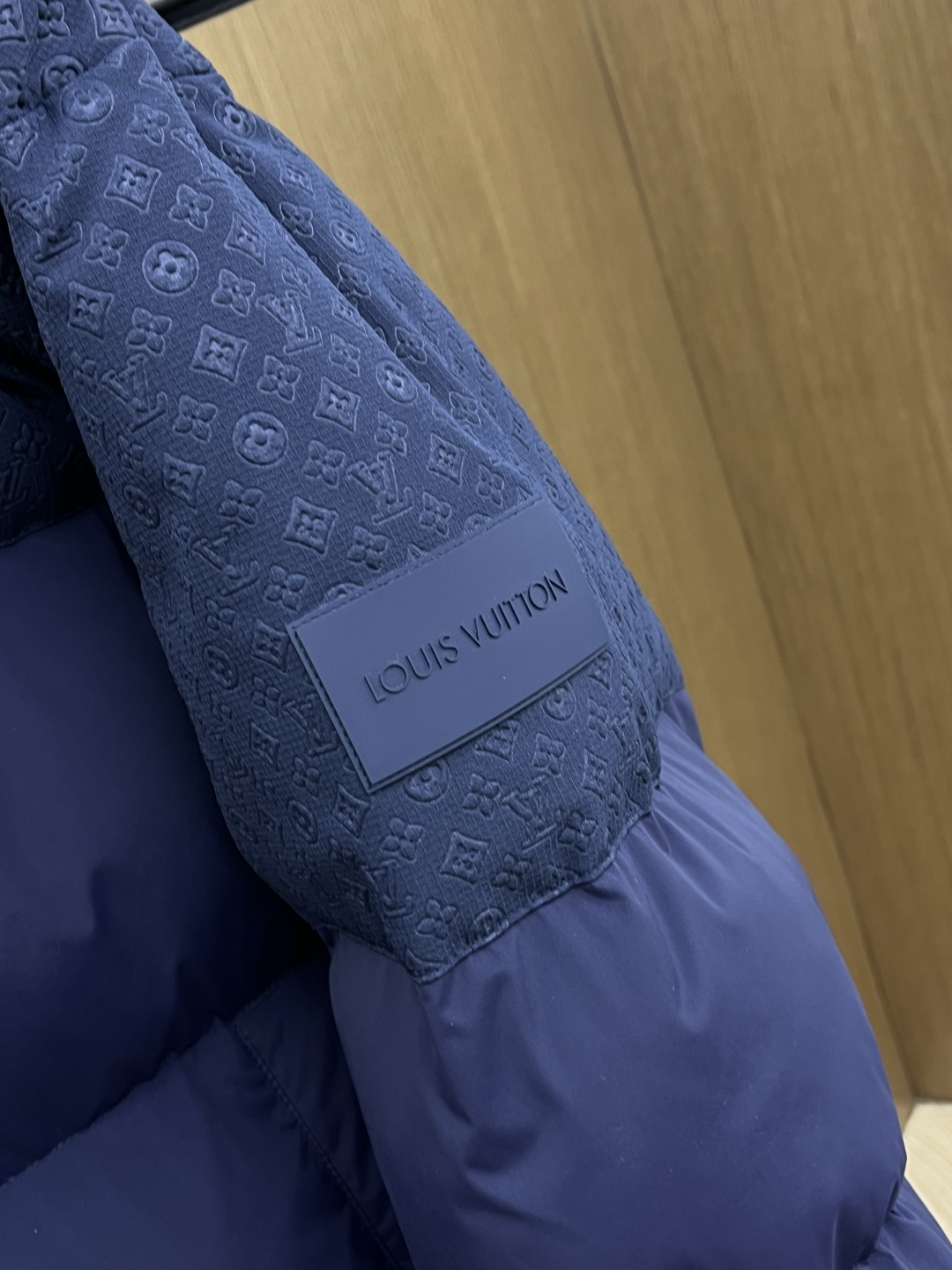 秋冬羽绒 🌟🌟1V Monogram羽绒服LV这款Monogram羽绒服，深蓝色调+暗纹老花，低调又有辨