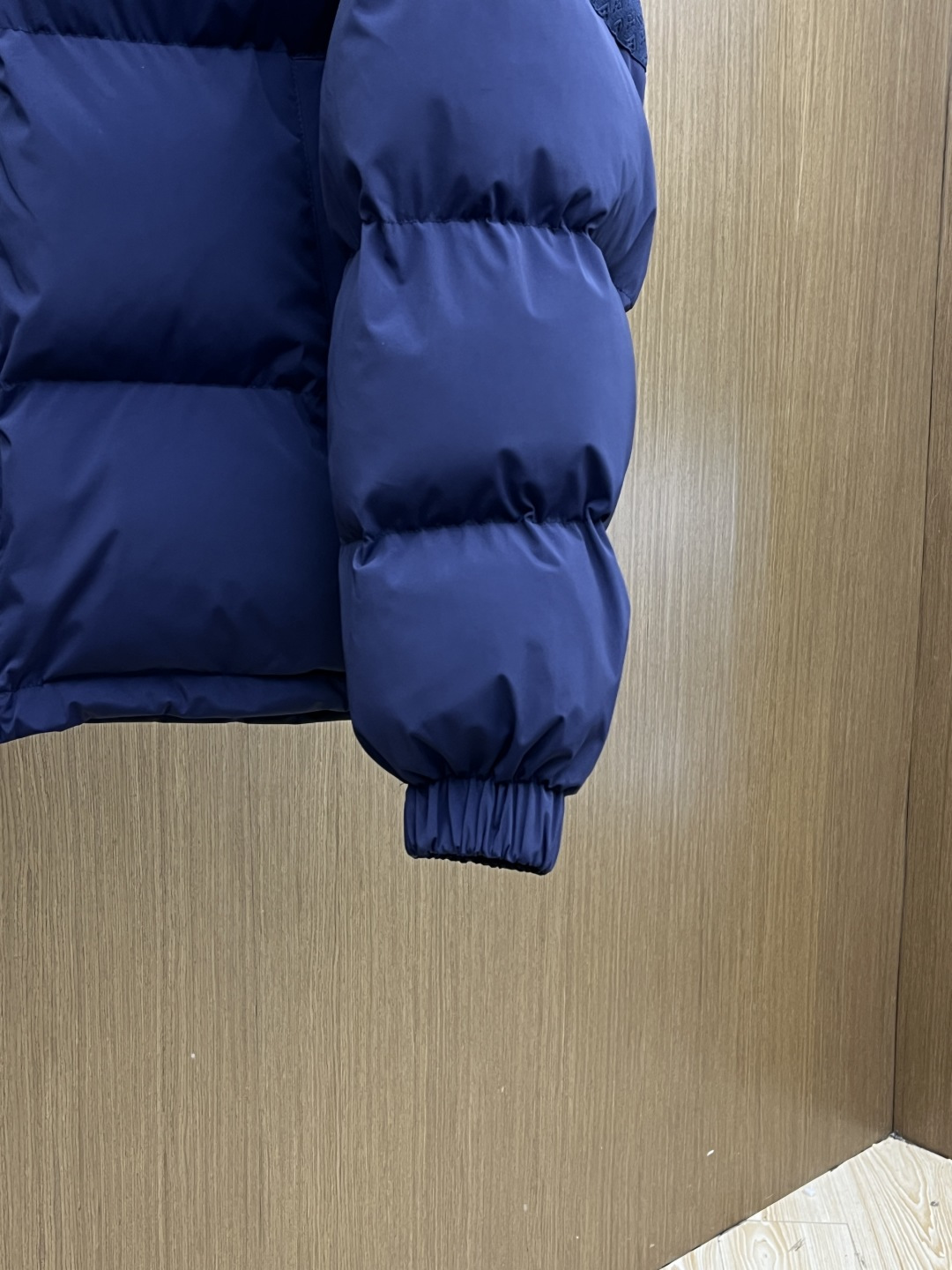 秋冬羽绒 🌟🌟1V Monogram羽绒服LV这款Monogram羽绒服，深蓝色调+暗纹老花，低调又有辨
