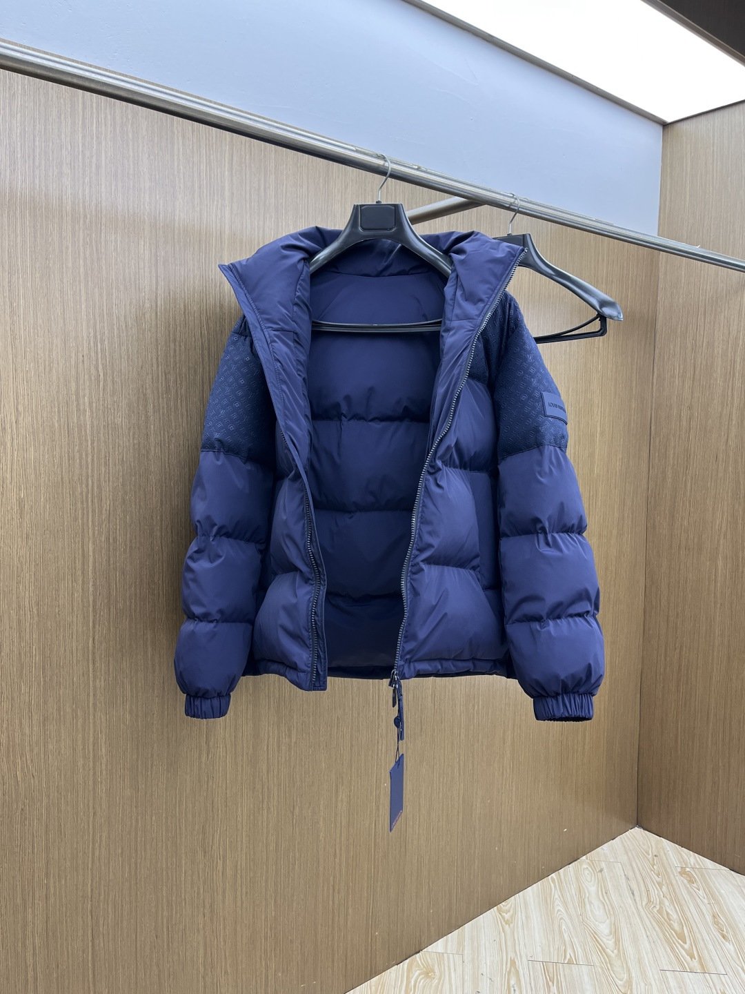 秋冬羽绒 🌟🌟1V Monogram羽绒服LV这款Monogram羽绒服，深蓝色调+暗纹老花，低调又有辨