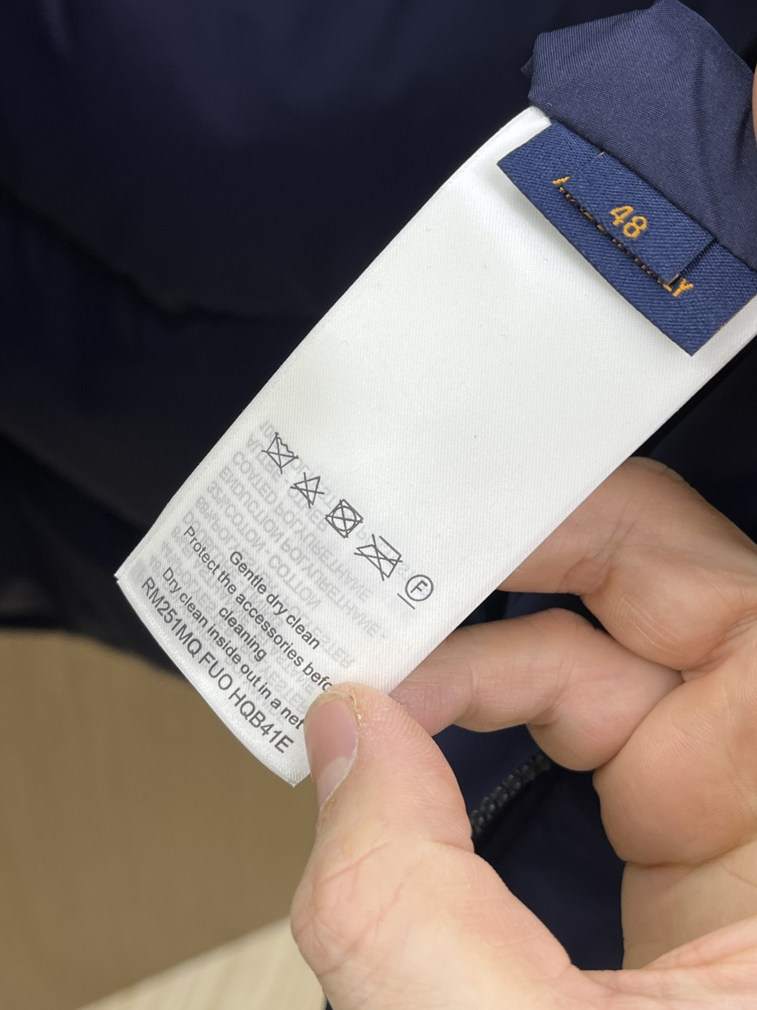 秋冬羽绒 🌟🌟1V Monogram羽绒服LV这款Monogram羽绒服，深蓝色调+暗纹老花，低调又有辨