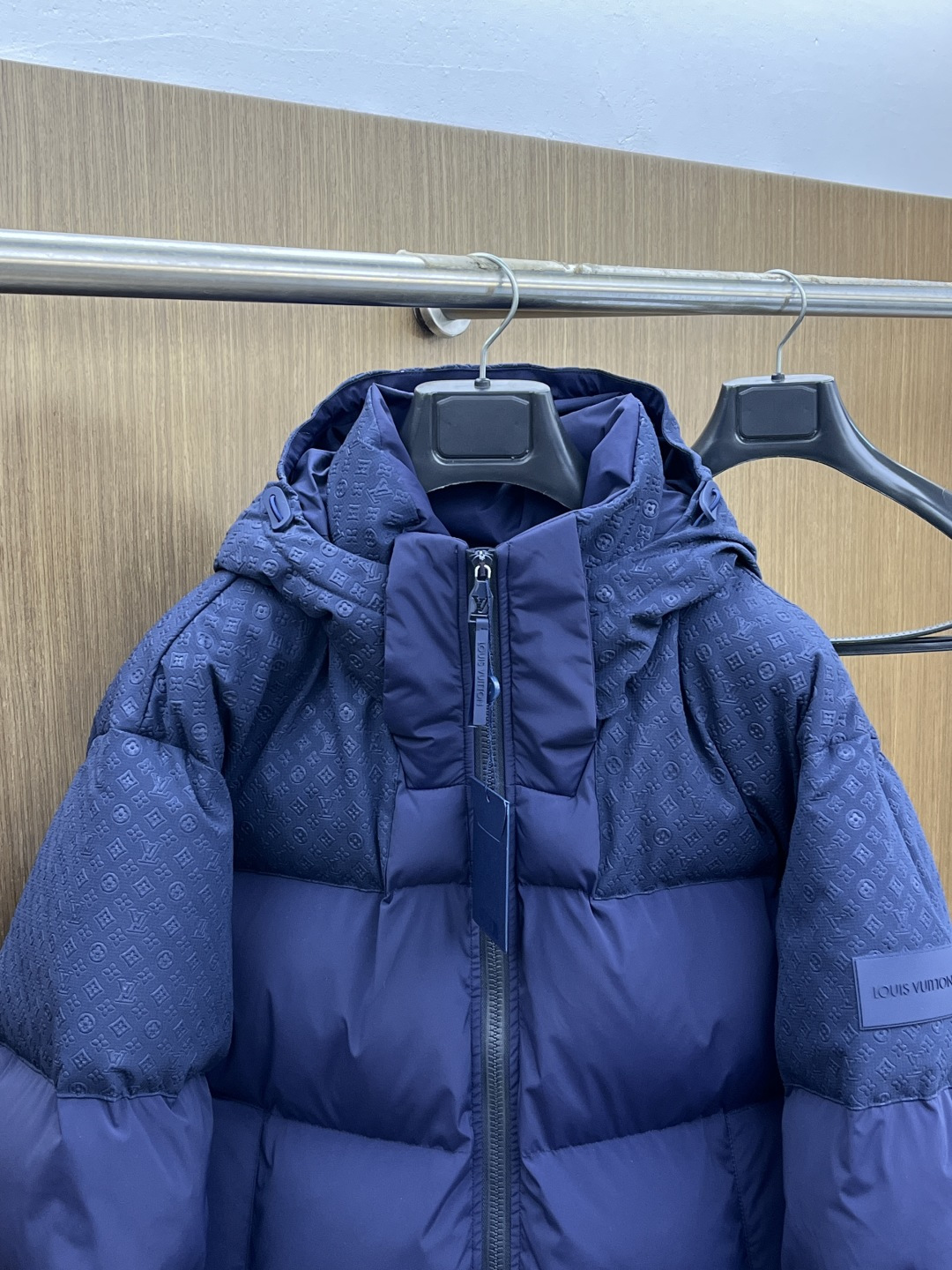 秋冬羽绒 🌟🌟1V Monogram羽绒服LV这款Monogram羽绒服，深蓝色调+暗纹老花，低调又有辨