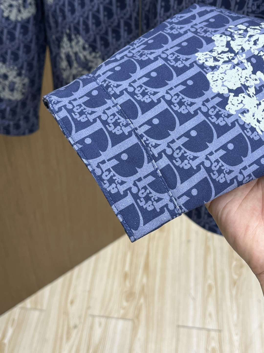 秋冬羽绒 Dior 经典logo牛仔羽绒服，简约不失气质的款！看起来基础， 版型看得出仔细推敲设计过。非