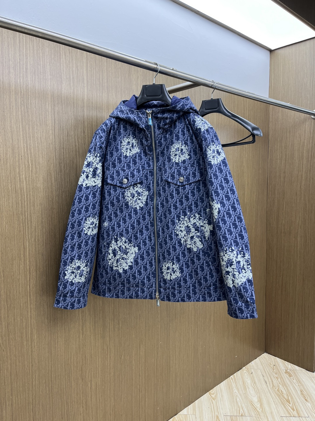 NO:691438,Autumn and winter down Dior classic logo denim down jacket, simple yet elegant!  It looks basic, and the pattern can be seen to have been carefully designed. The very windproof pattern can hide the flesh, simple and elegant without clumsiness, the classic old flower jacquard hooded design is recognizable, xz will make your winter warm and fashionable. 90 goose down, size 46-50,, dior, down jacket, hats,19860909秋冬羽绒 Dior 经典logo牛仔羽绒服,简约不失气质的款！看起来基础, 版型看得出仔细推敲设计过.非常防风的版型,很能藏肉, 简约大气没有笨拙感,经典的老花提花连帽设计,具有识别度,xz让你的冬天变得保暖且时髦.90鹅绒 尺码46-50,,dior,down jacket,hats,,Men's clothing