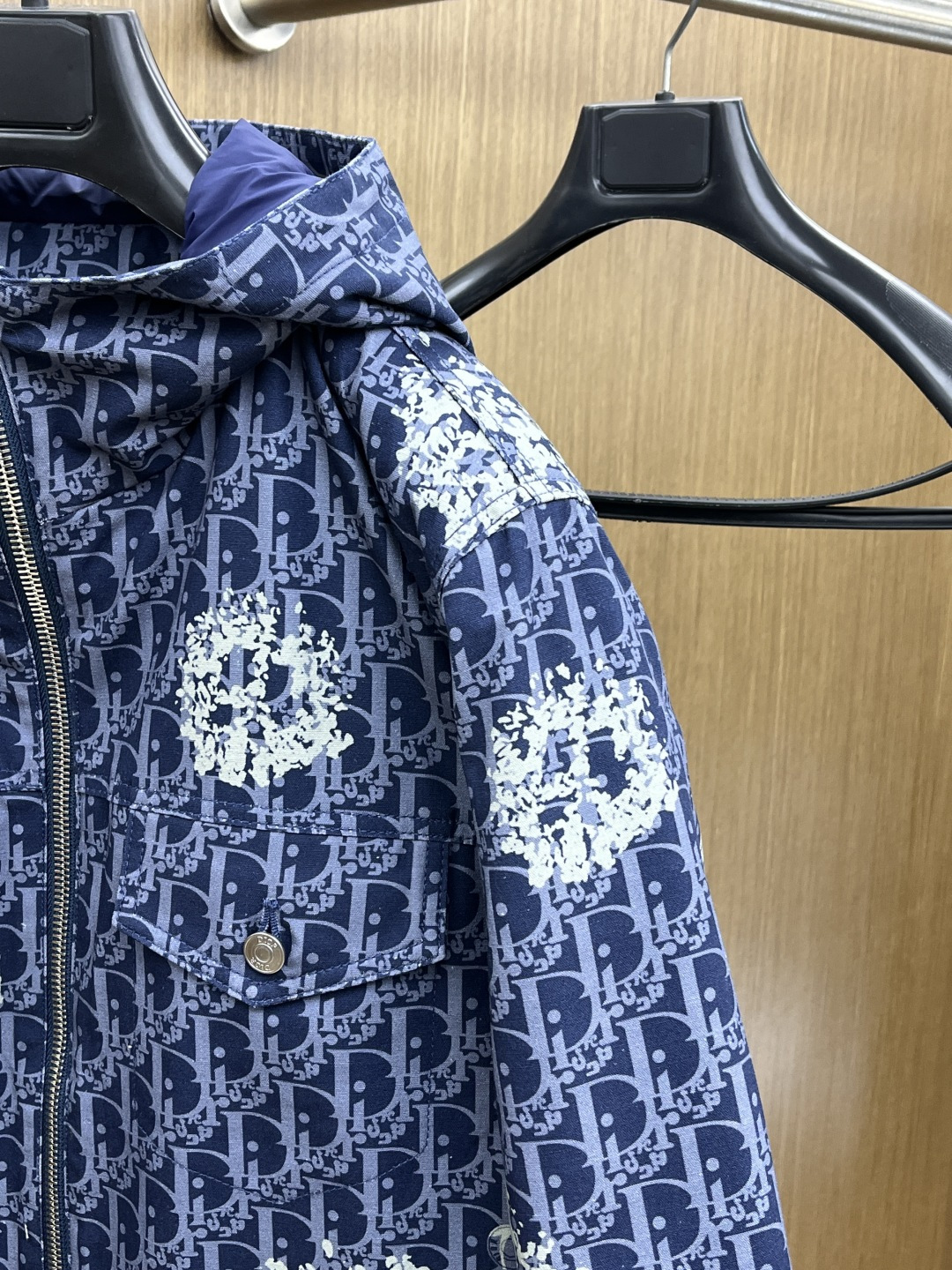 秋冬羽绒 Dior 经典logo牛仔羽绒服，简约不失气质的款！看起来基础， 版型看得出仔细推敲设计过。非