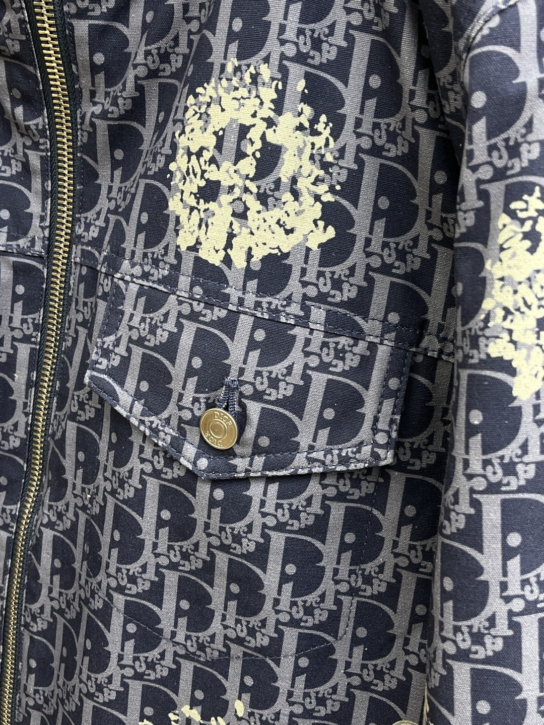 秋冬羽绒 Dior 经典logo牛仔羽绒服，简约不失气质的款！看起来基础， 版型看得出仔细推敲设计过。非