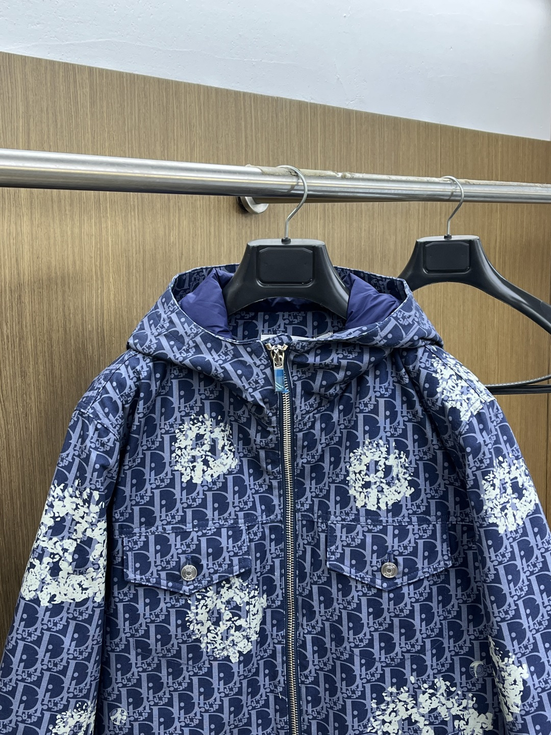 秋冬羽绒 Dior 经典logo牛仔羽绒服，简约不失气质的款！看起来基础， 版型看得出仔细推敲设计过。非