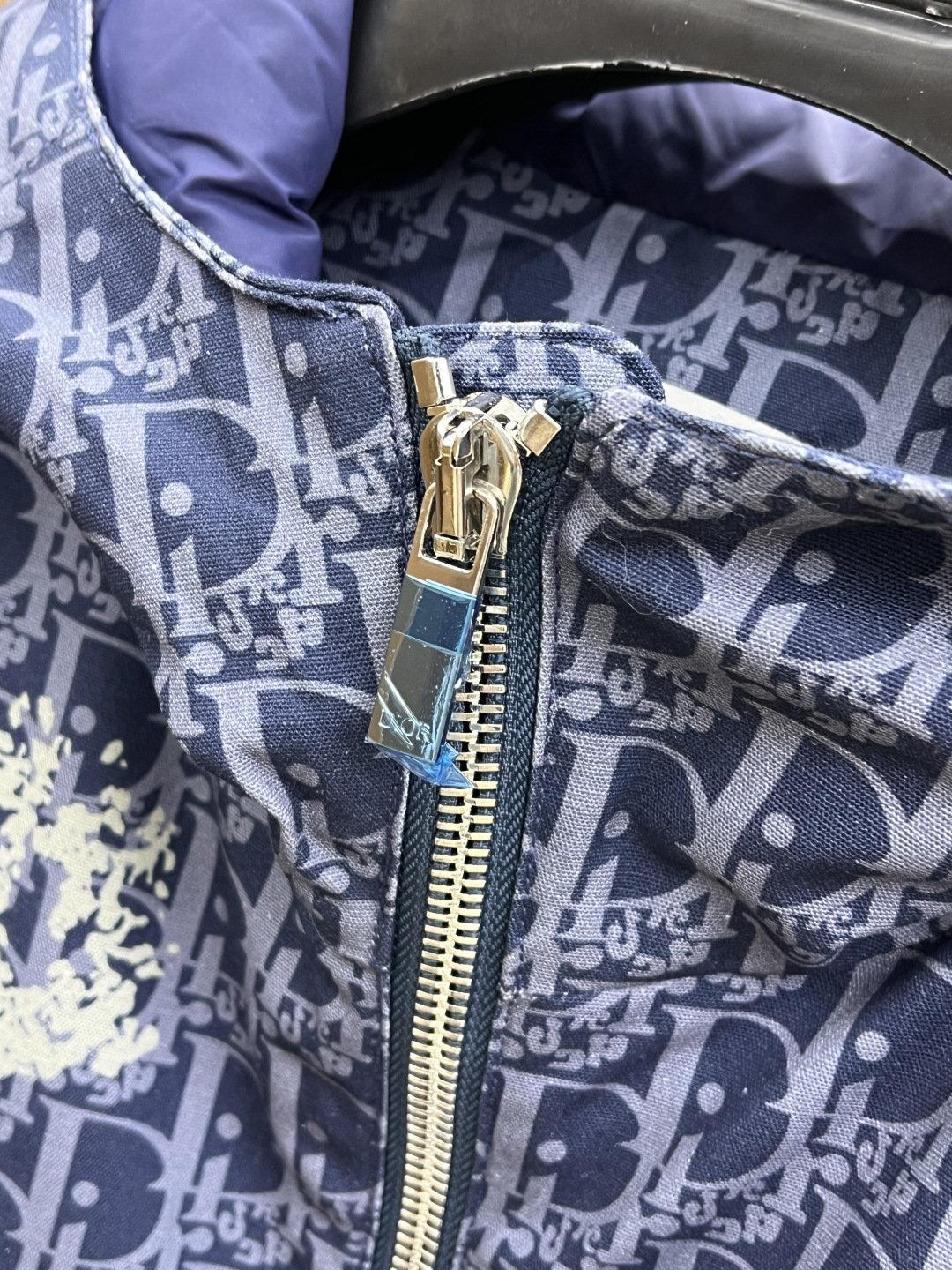 秋冬羽绒 Dior 经典logo牛仔羽绒服，简约不失气质的款！看起来基础， 版型看得出仔细推敲设计过。非