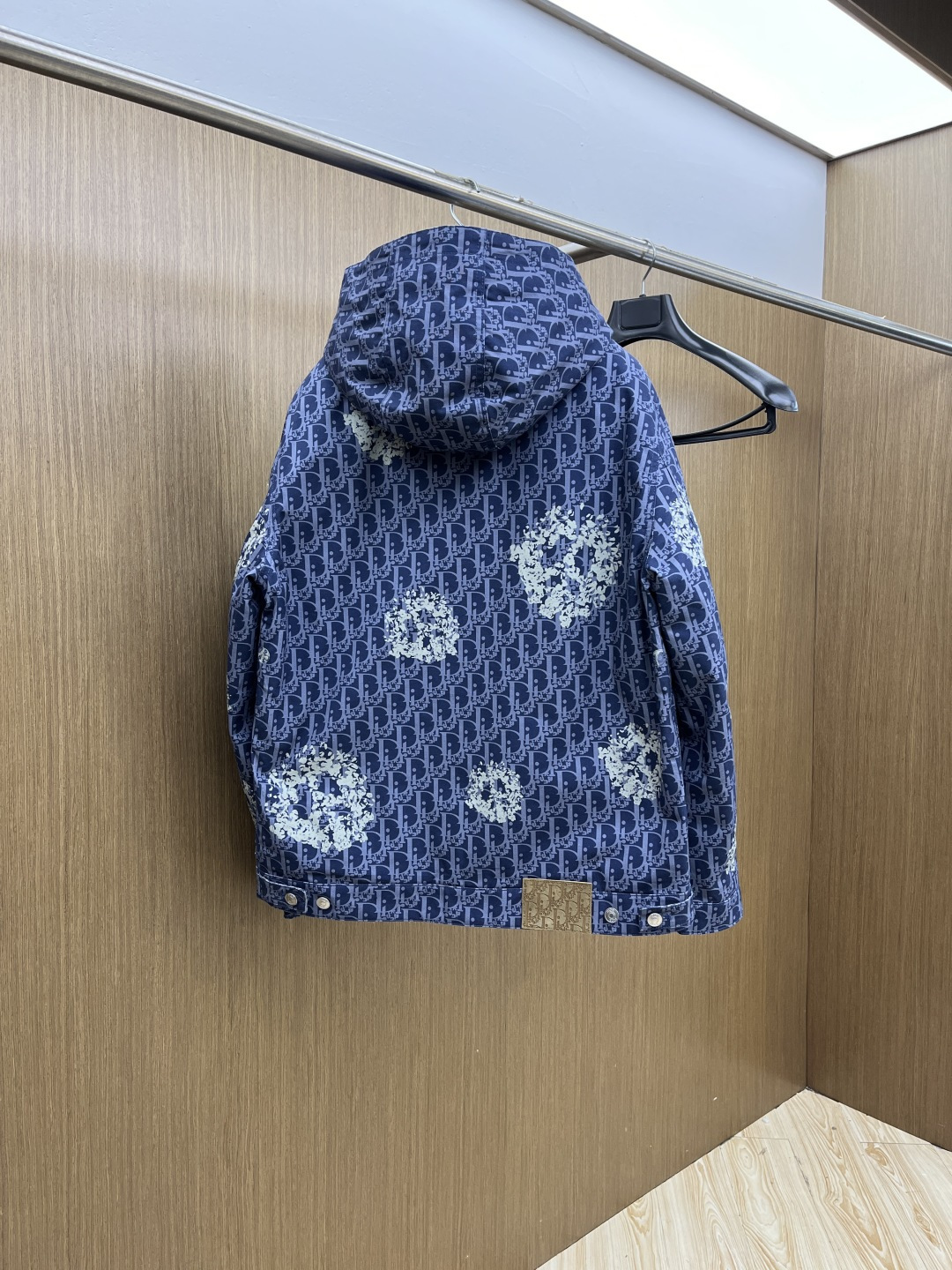 秋冬羽绒 Dior 经典logo牛仔羽绒服，简约不失气质的款！看起来基础， 版型看得出仔细推敲设计过。非