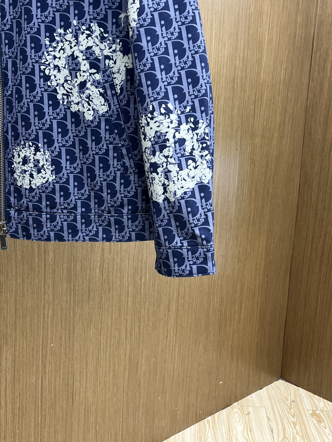 秋冬羽绒 Dior 经典logo牛仔羽绒服，简约不失气质的款！看起来基础， 版型看得出仔细推敲设计过。非