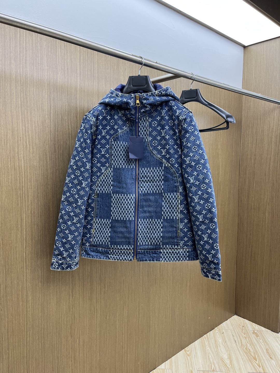 NO:691441,Autumn and winter down donkey brand new autumn and winter hooded denim down jacket!  The high-performance style comes from the essence of Glacier. This down jacket is suitable for any occasion. It is different from the common lacquered concentrated nylon style. Although it has a shiny shape, it is slightly matte and is more low-key, elegant and noble. The fabric is made of imported top-grade microfiber.  Polyester nylon fabric is made of polyester nylon, with a more outstanding softness and delicate feel. The full lock velvet treatment design does not let the velvet run or be drilled. It is very resilient when pressed with air by hand. There is no way to solve this kind of fabric, which can only mean that the raw materials are supplied by customers! The inner placket zipper adopts the highest standard YKK  Vislon 8vs injection molded tooth zipper. It is extremely smooth and only genuine original zippers can be found. People know that each series and style has different zippers, which also focuses on the details. The cuff closures and pocket seals are made of elastic polyester fiber material. The knitted lock buckle letter logo is neat and orderly, and the concave and convex letters are looming. Full of luxury and fashion, impeccable. xz size 48-56 (unisex), louis  vuitton,jackets & coats,down jacket,hats,19860909秋冬羽绒 驴牌秋冬新品连帽牛仔羽绒外套！高性能造型来自于Glacier的精髓,此款羽绒服适合任何场合着穿.区别于常见的漆面聚光尼龙款,它虽是亮面的造型但自身略带哑色系更为低调优雅高贵.面料采用进口顶级超细纤维聚酯尼龙面料,柔软度细腻感更为突出.十足的锁绒处理设计不跑绒不钻毛.用手抓压空气回弹性十足,这种面料没有任何途径解决只能说明客供的原材!内门襟拉链采用最高标准YKK Vislon 8vs注塑齿牙拉链.顺畅无比只有真正的原品客供才有的拉链.的人们都知道每个系列和款式都是不同的拉链这也所专注的细节.袖口收口及口袋的封条都采用弹力聚酯纤维材质针织锁扣字母Logo整齐有序凹凸有致的若隐若现.奢华时尚感满满,无可挑剔.xz尺码48-56（男女皆宜）,,louis vuitton,jackets & coats,down jacket,hats,,Men's clothing