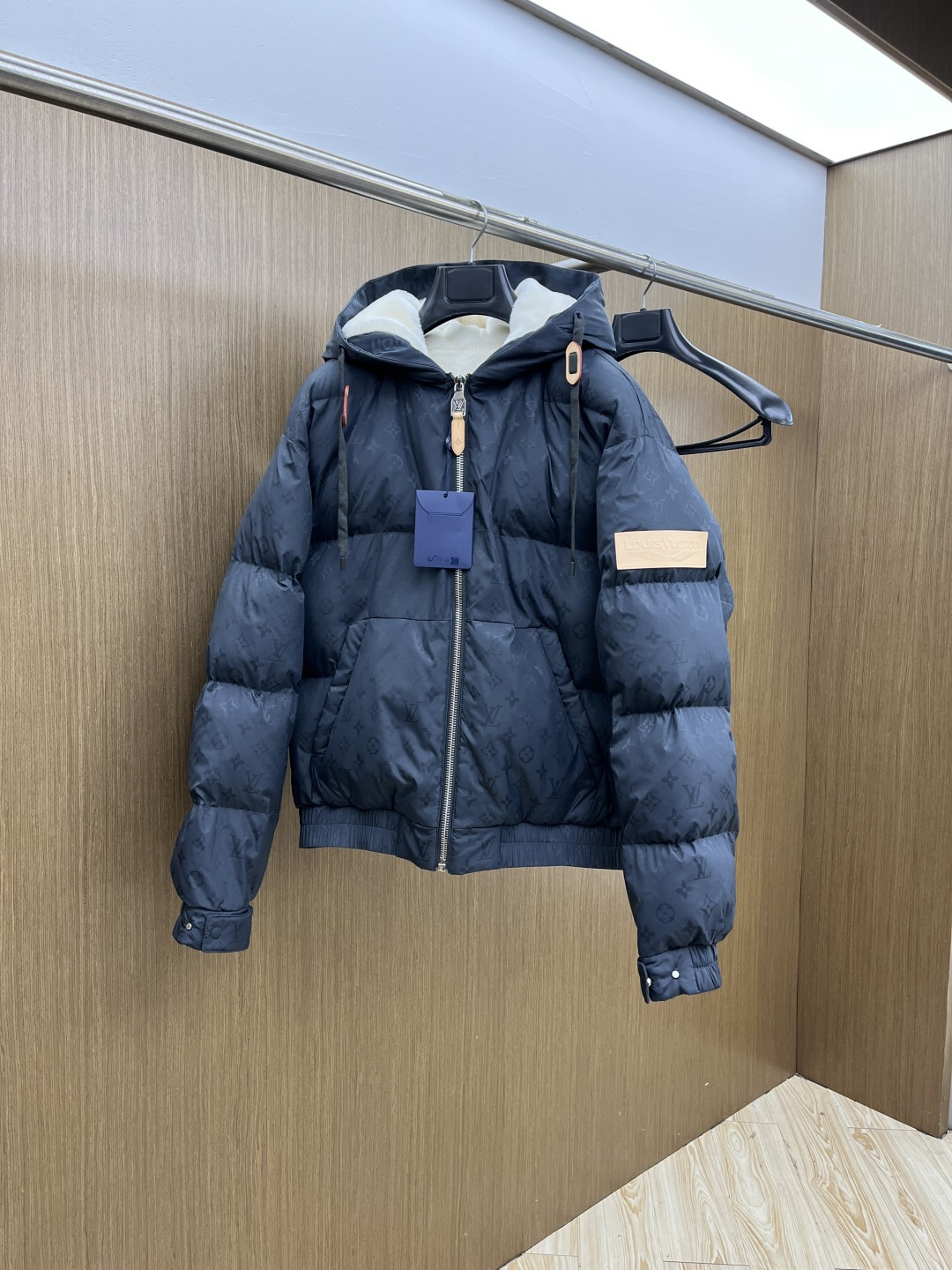 NO:691443,Autumn and winter down LV high-end customization 25FW new autumn and winter original single hooded down jacket, sold simultaneously on the official website, popular channel goods, high-end customization, filled with top-grade national standard pure 90 white duck down. The quality can withstand any form of inspection, presenting a brand new look, giving you a unique upper body experience!  They have gone through a strict selection process, and their fluffiness and resilience are extremely superior, and their cold-proof performance is beyond doubt!  Customized original metal zipper, xz fashionable and versatile, elegant and handsome upper body, full of personality, and a brand new sense of sight!  Cold-proof weapon, sizes 46-52,, louis vuitton, jackets & coats, down jacket, hats,19860909秋冬羽绒 LV 高端定制 25FW秋冬新款原单连帽羽绒服外套 官网同步售卖 爆款 渠道货 高端定制 内填充顶级国标纯正90白鸭绒 品质经得起任何形式检验,呈现一种焕然一新,赋予你与众不同的上身体验！均经过严格的挑选工序,其蓬松感与与回弹性都极为优越,御寒性能更是毋庸置疑！定制原版金属拉链,xz时尚百搭潮 上身优雅帅气,个性十足,焕然一新的即视感！御寒神器 尺码46-52,,louis vuitton,jackets & coats,down jacket,hats,,Men's clothing