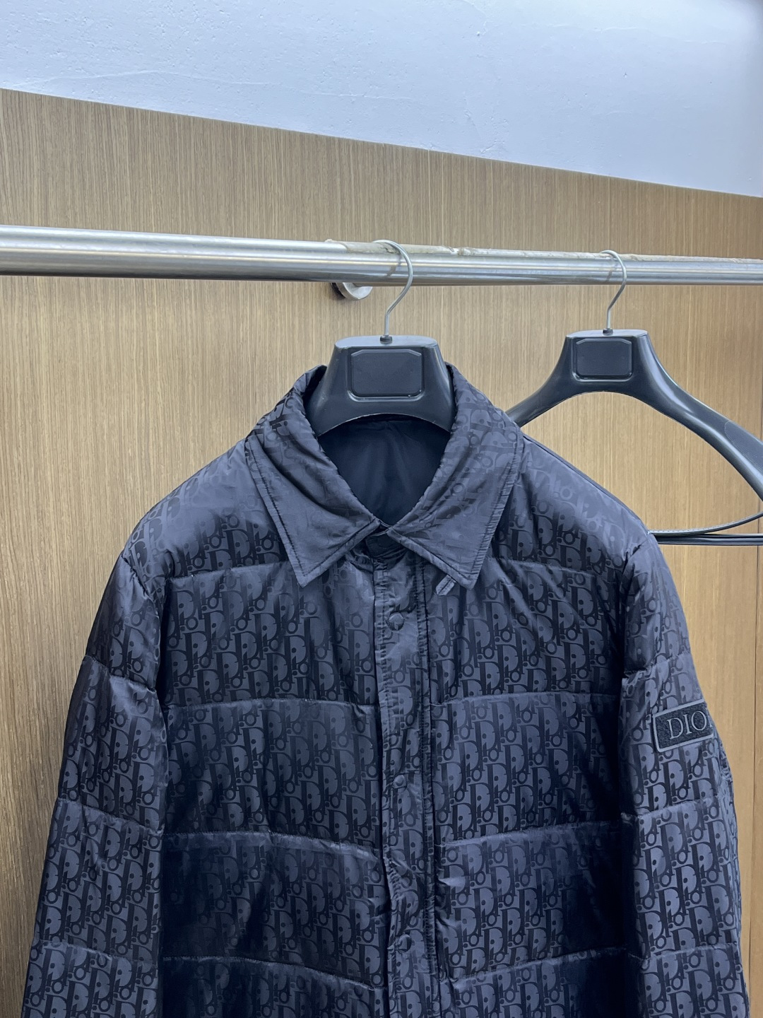 秋冬羽绒 迪奥 25秋冬新款新面料双色字母翻领设计羽绒服，金属暗扣附件打造90绒白鸭绒外套多工艺设计，简