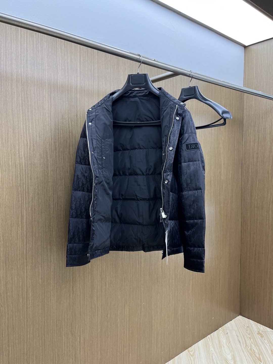 秋冬羽绒 迪奥 25秋冬新款新面料双色字母翻领设计羽绒服，金属暗扣附件打造90绒白鸭绒外套多工艺设计，简