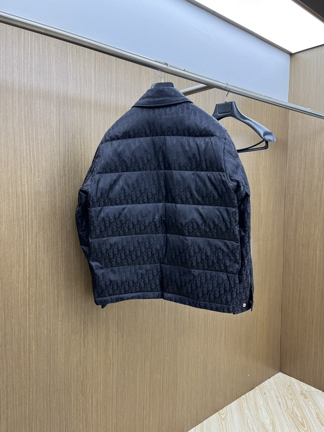 秋冬羽绒 迪奥 25秋冬新款新面料双色字母翻领设计羽绒服，金属暗扣附件打造90绒白鸭绒外套多工艺设计，简