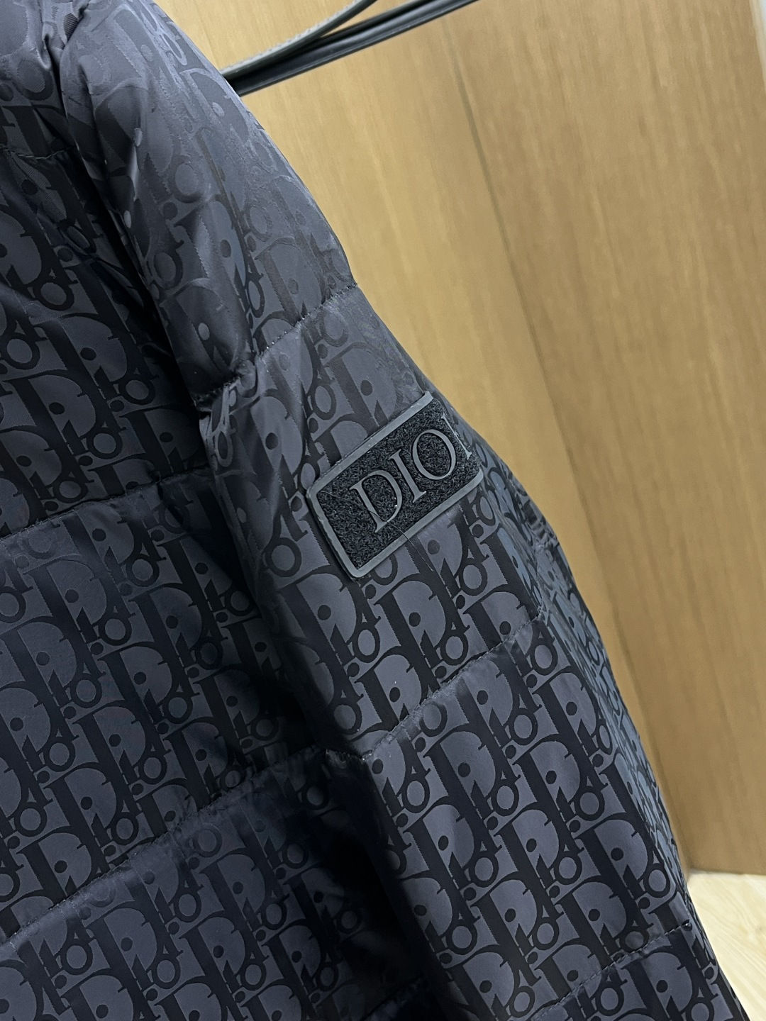 秋冬羽绒 迪奥 25秋冬新款新面料双色字母翻领设计羽绒服，金属暗扣附件打造90绒白鸭绒外套多工艺设计，简