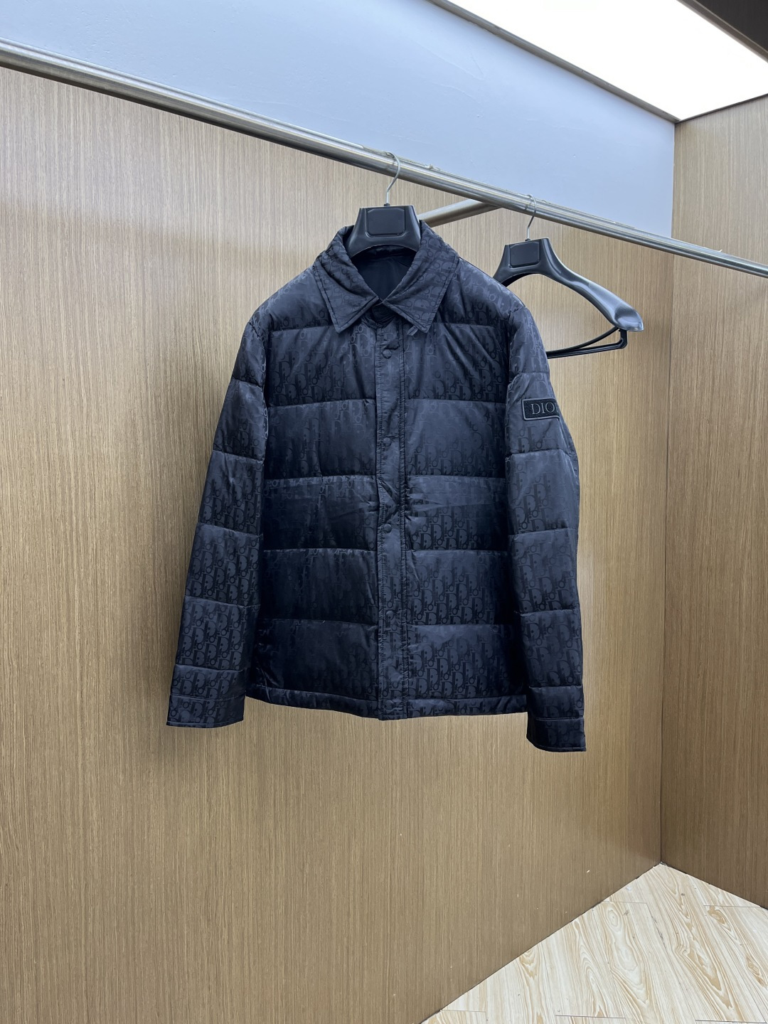 NO:691450,Autumn and winter down Dior 25 new new fabric two-color letter lapel design down jacket, metal hidden buckle attachment to create a 90-down white duck down jacket with multi-craft design, simple solid color fabric top design down, xz warm and fashionable super hot style, a model sold simultaneously by Lane Crawford. The minimalist tone is very handsome. Size 44-50,, dior, jackets & coats, down jacket,19860909秋冬羽绒 迪奥 25秋冬新款新面料双色字母翻领设计羽绒服,金属暗扣附件打造90绒白鸭绒外套多工艺设计,简约纯色面料顶级设计款羽绒,xz保暖时尚超级爆款,连卡佛同步售卖的一个款 极简的调性很帅气. 码数44-50,,dior,jackets & coats,down jacket,,Men's clothing