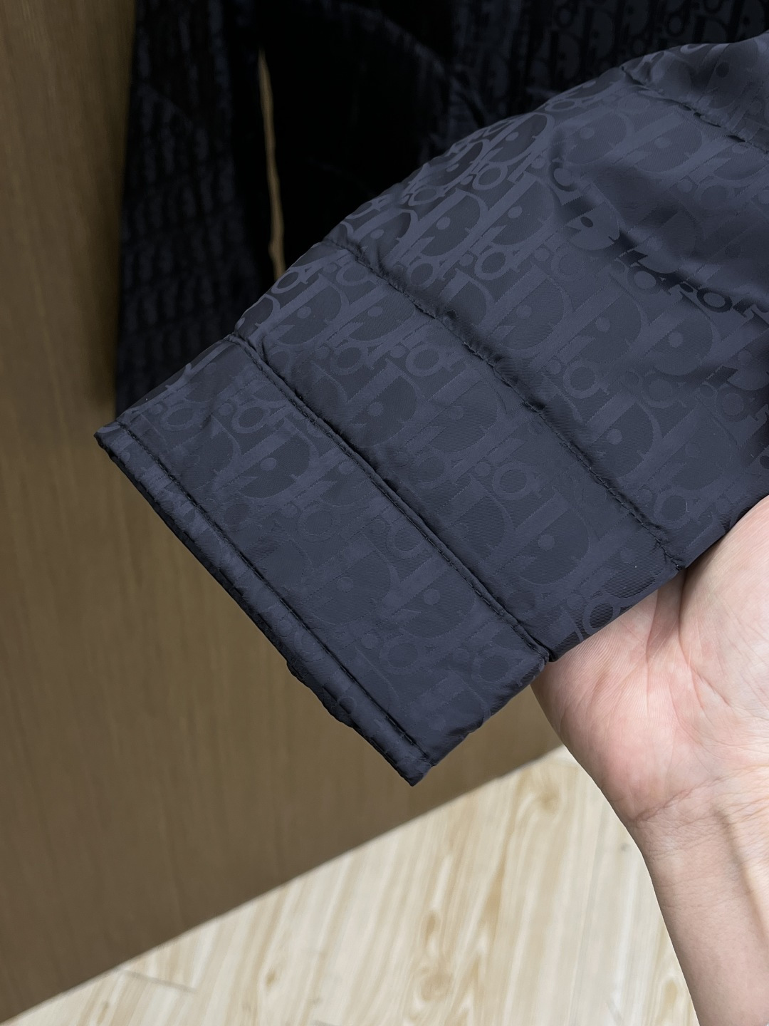 秋冬羽绒 迪奥 25秋冬新款新面料双色字母翻领设计羽绒服，金属暗扣附件打造90绒白鸭绒外套多工艺设计，简