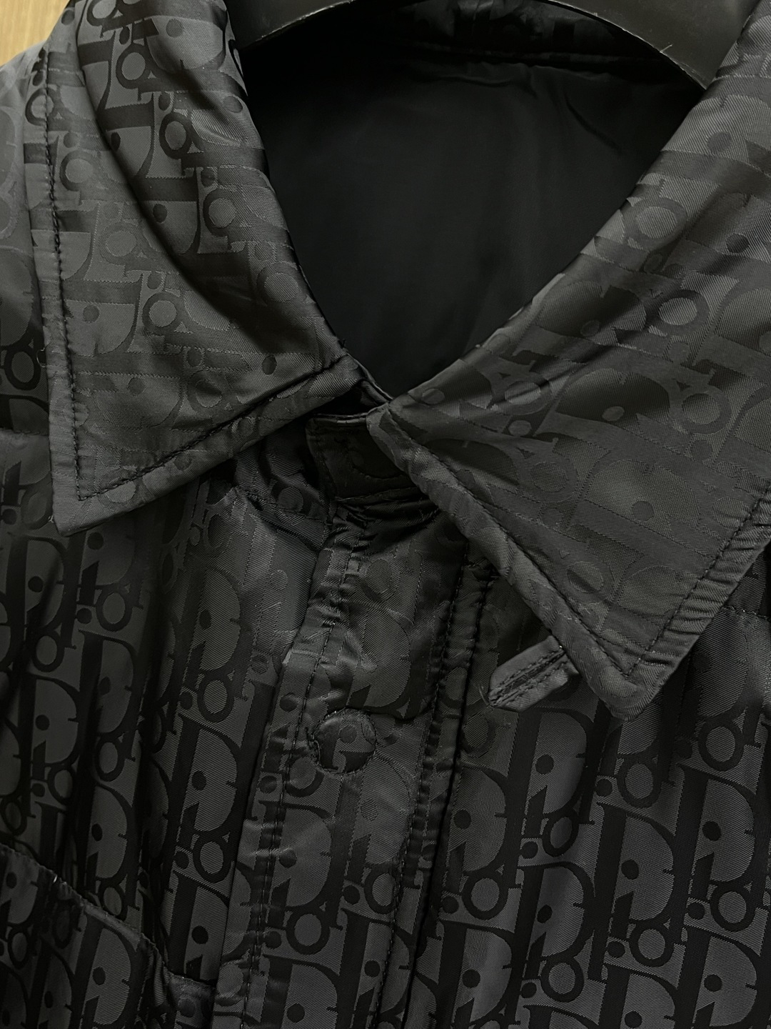 秋冬羽绒 迪奥 25秋冬新款新面料双色字母翻领设计羽绒服，金属暗扣附件打造90绒白鸭绒外套多工艺设计，简