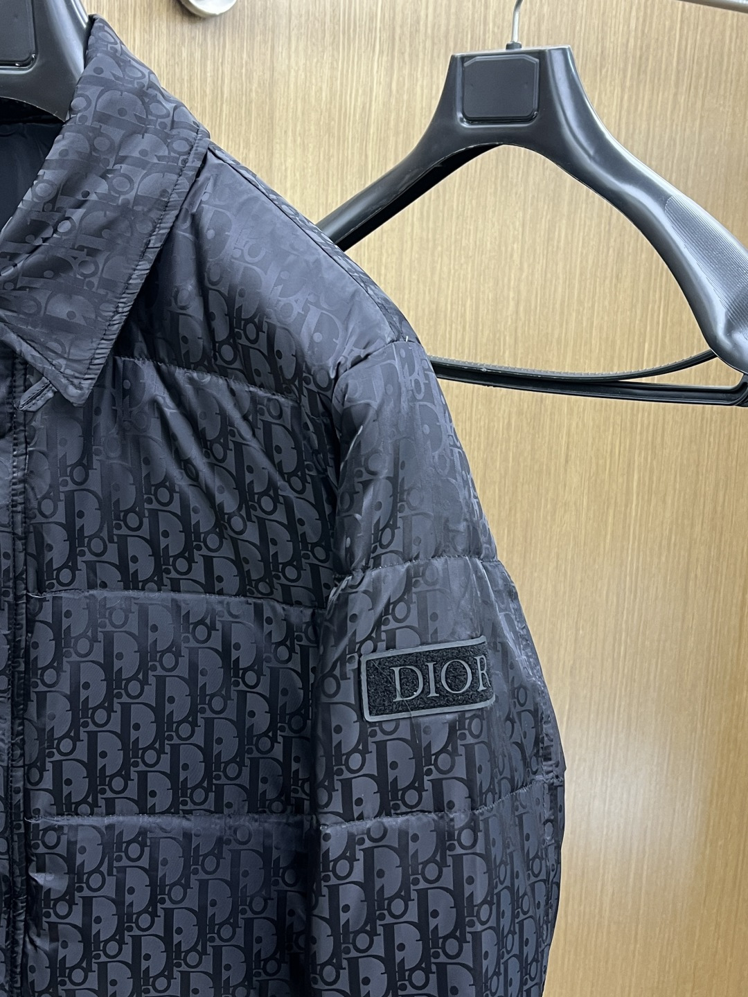 秋冬羽绒 迪奥 25秋冬新款新面料双色字母翻领设计羽绒服，金属暗扣附件打造90绒白鸭绒外套多工艺设计，简