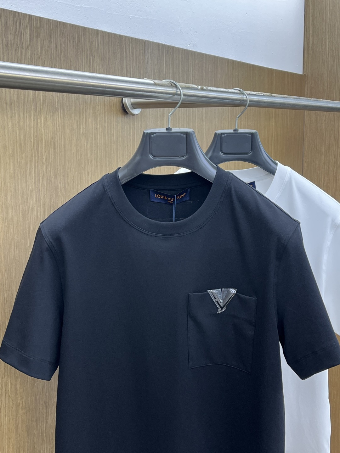 早春 LV 🔥🔥高级定制 2026春夏新款首发专柜最新款短袖圆领T恤 高端订制 设计前卫时尚！品牌log