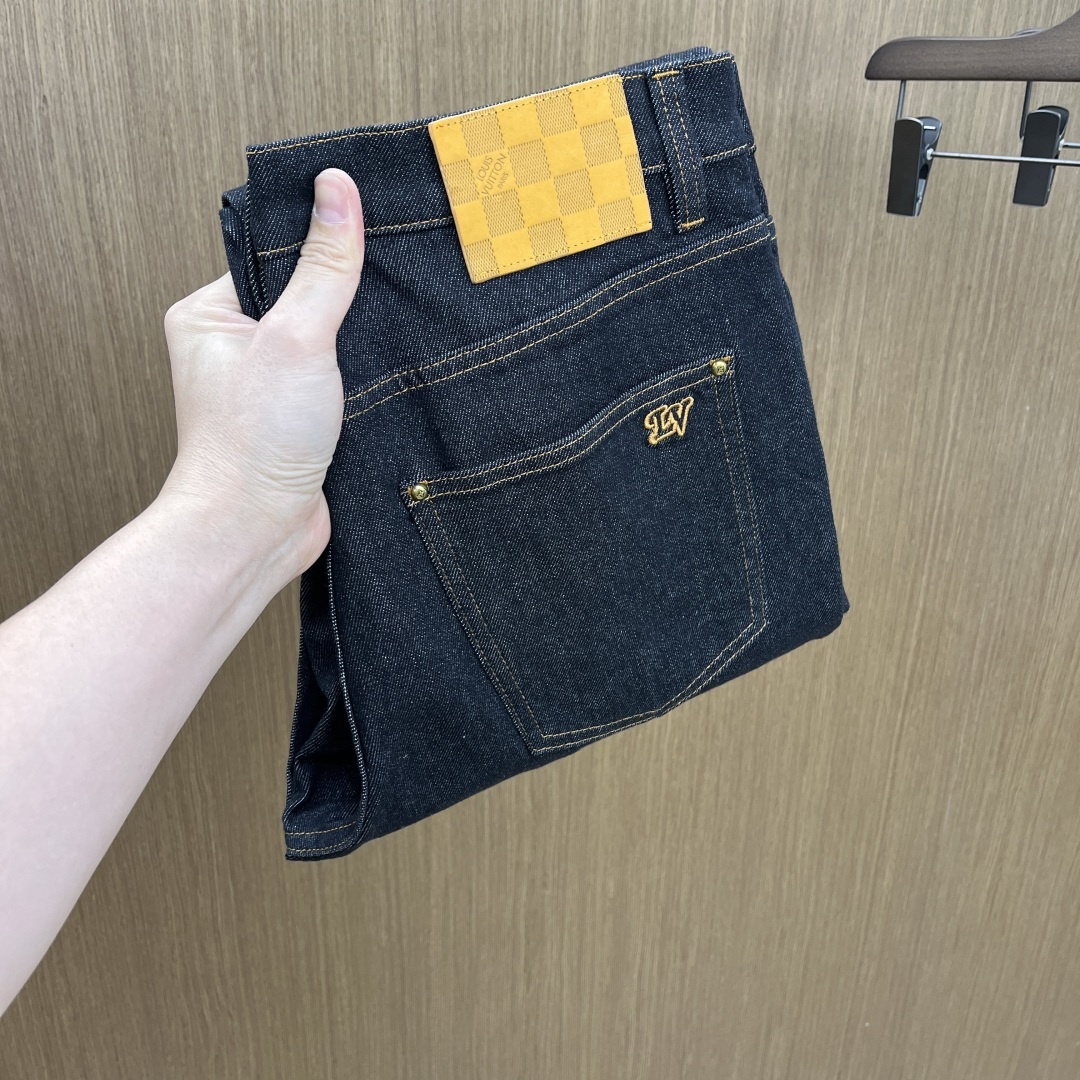 NO:703369,Autumn and winter LV high-end denim 25SS autumn and winter latest original jeans, simultaneous sale at the counter, original customized replica, customer-supplied hardware accessories, original quality, imported denim fabrics, heavy washing, fine workmanship, excellent upper body, preferred item A60 SIZE: 30-38 no 35 37,, louis vuitton,jeans,19860909秋冬 LV 高端牛仔 25SS秋冬最新款原单牛仔裤 柜台同步发售 原版定制复刻 客供五金辅料 原单品质 进口牛仔面料重工洗水 做工走线精细 上身绝佳,优选单品A60 SIZE:30-38无35 37,,louis vuitton,jeans,,Men's clothing